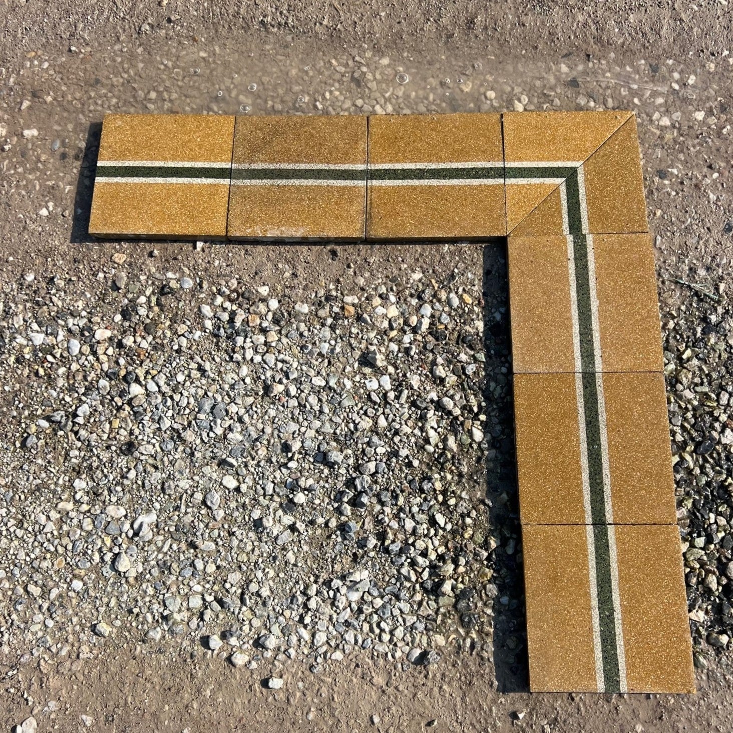 Greca in graniglia gialla 