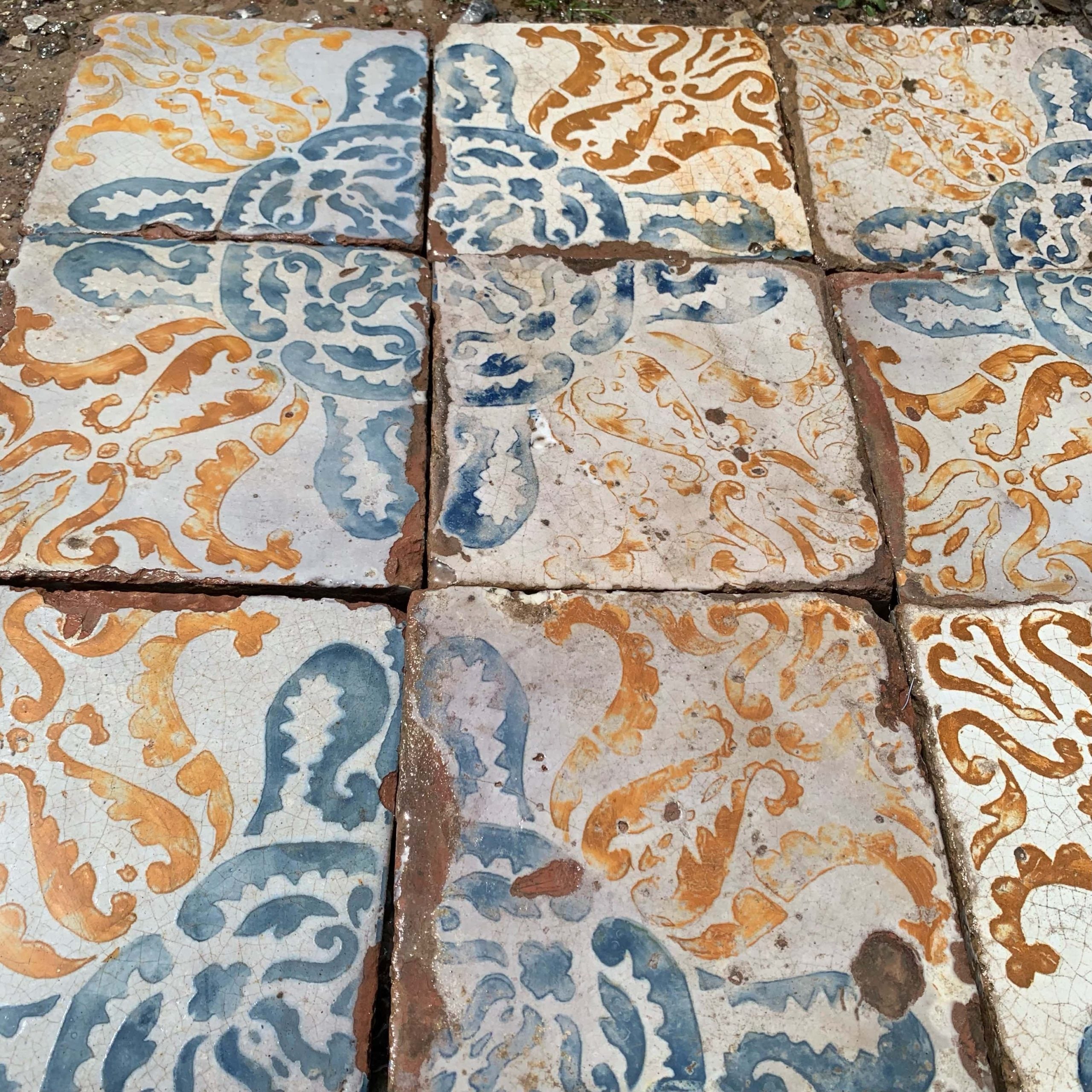 Maioliche con fiore azzurro e arancione - MAI 112