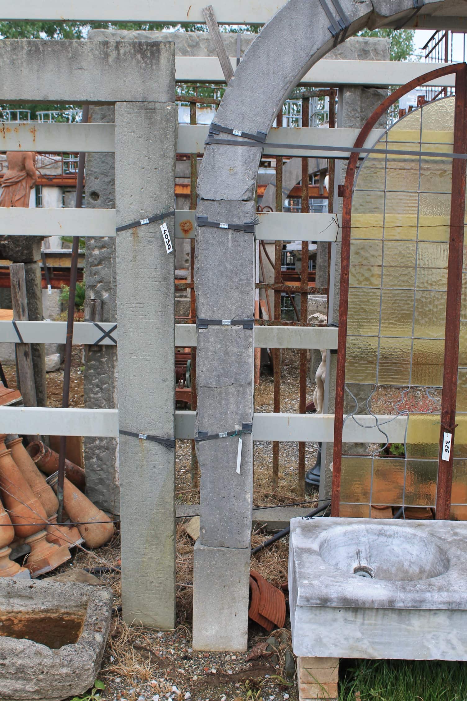 Portale in pietra chiara