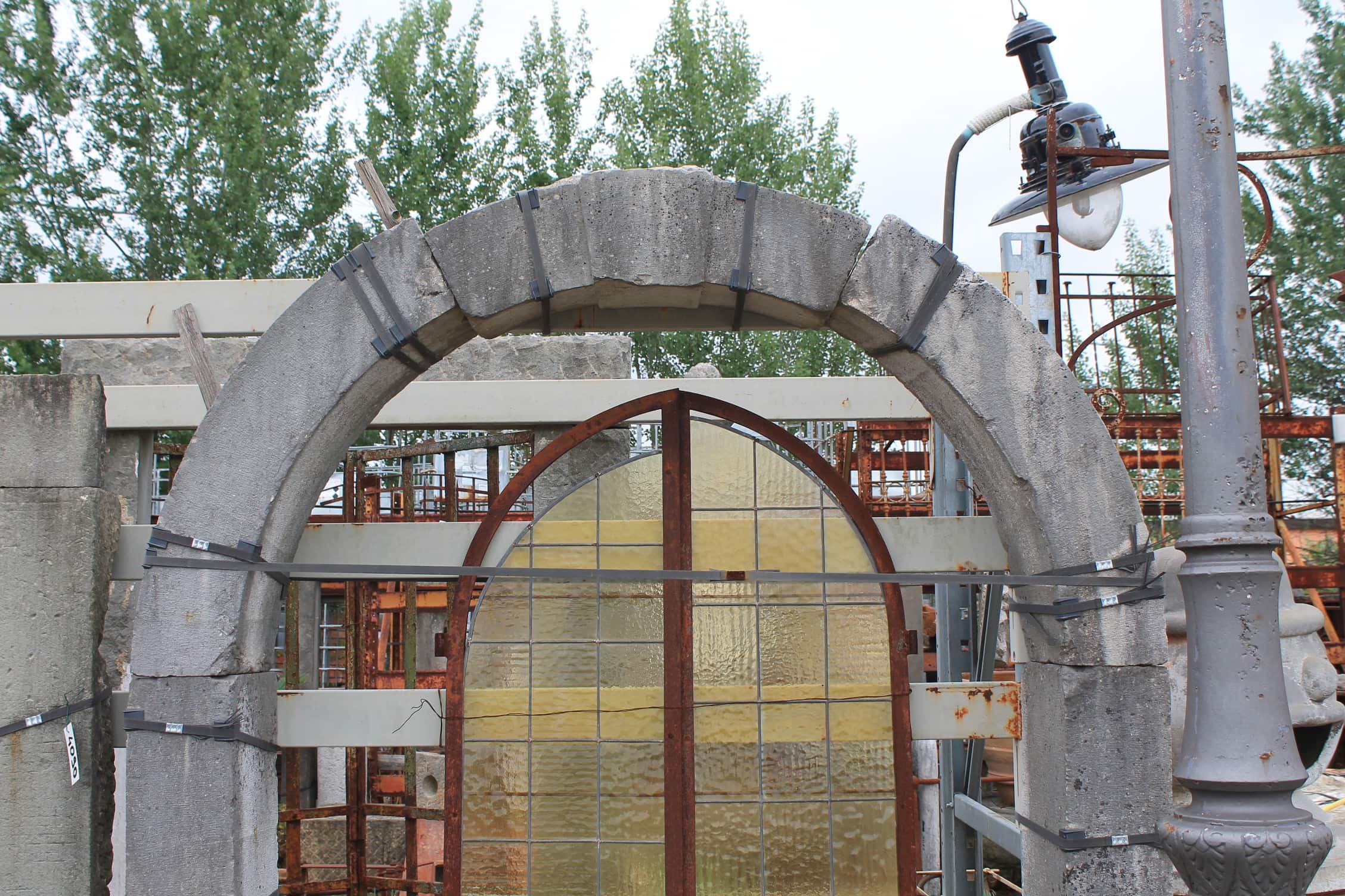 Portale in pietra chiara