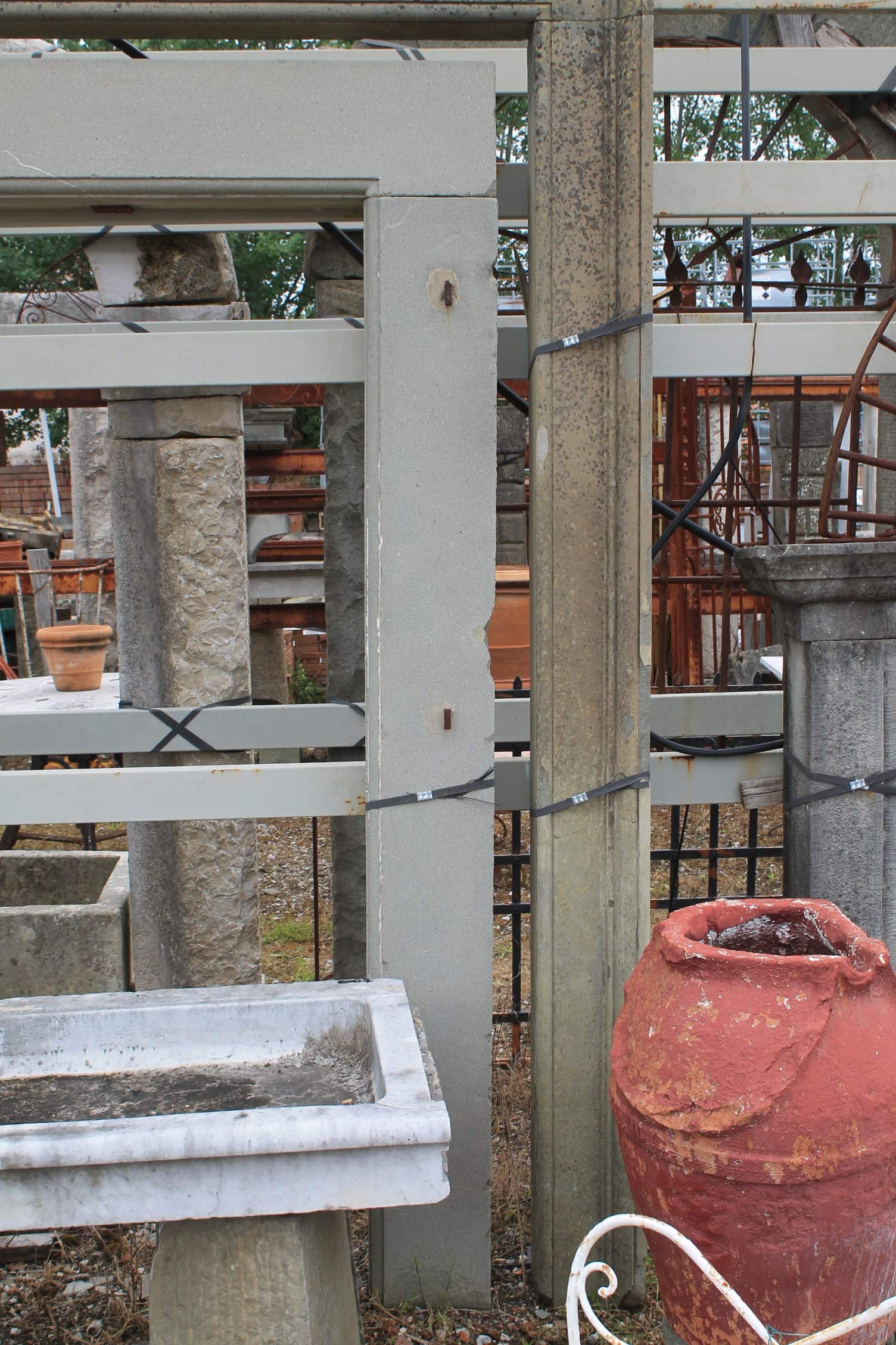 Portale in pietra chiara