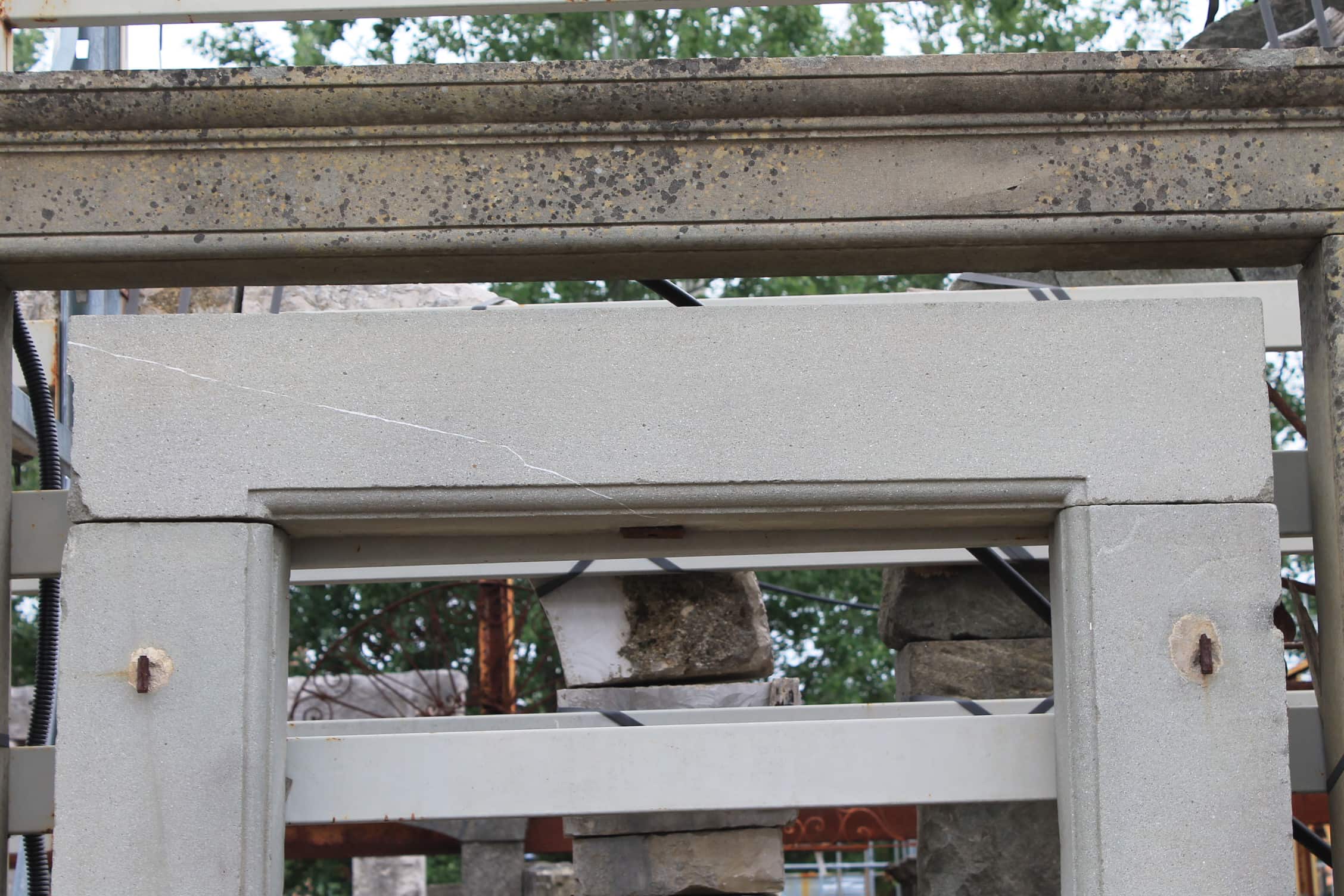 Portale in pietra chiara