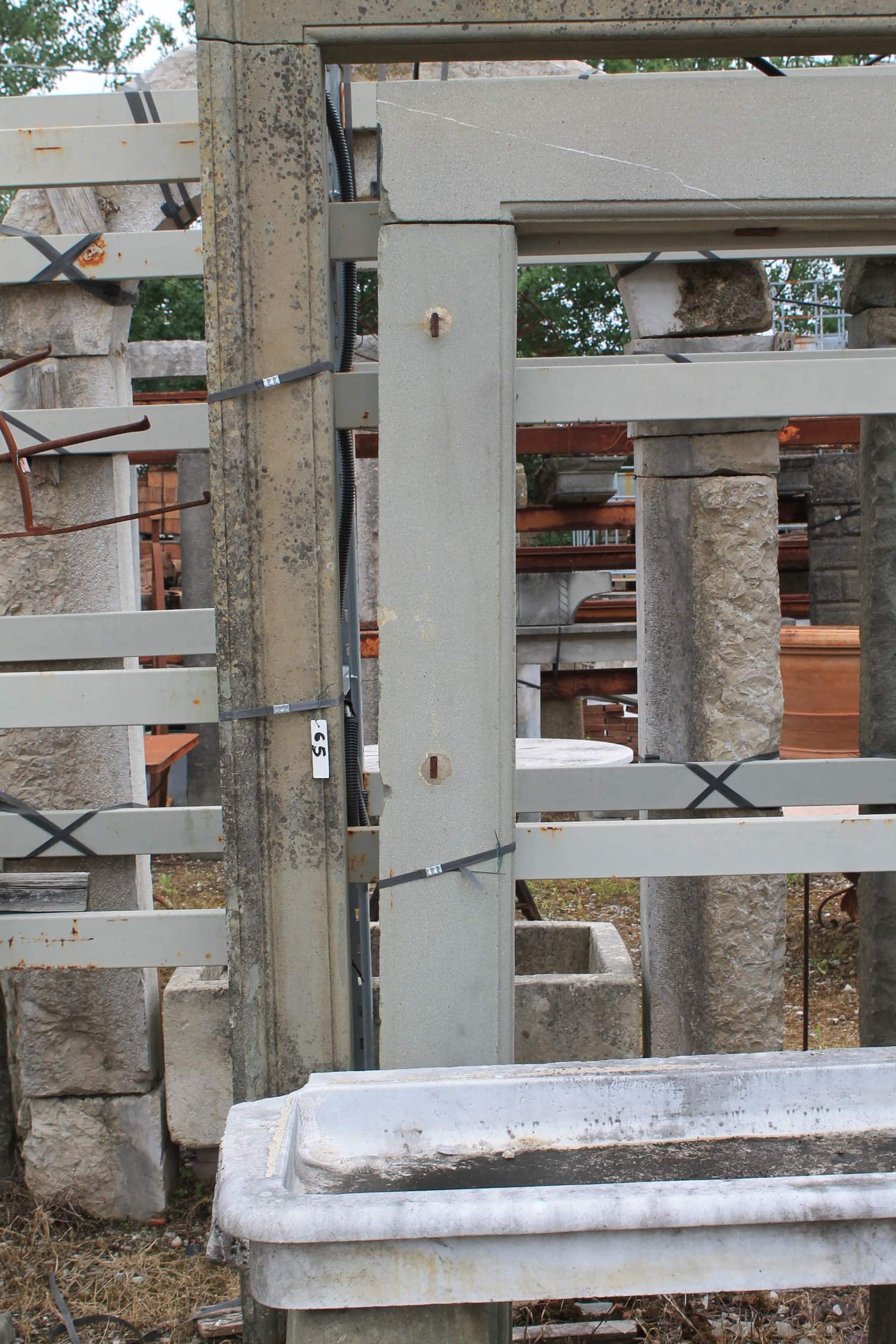 Portale in pietra chiara