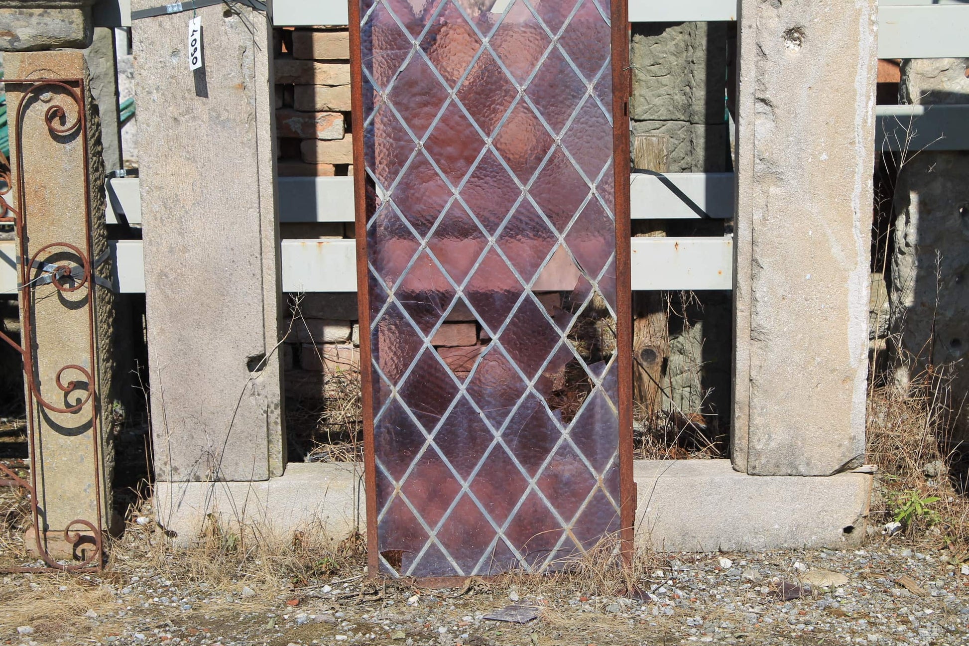  Portale antico in pietra di Guamo