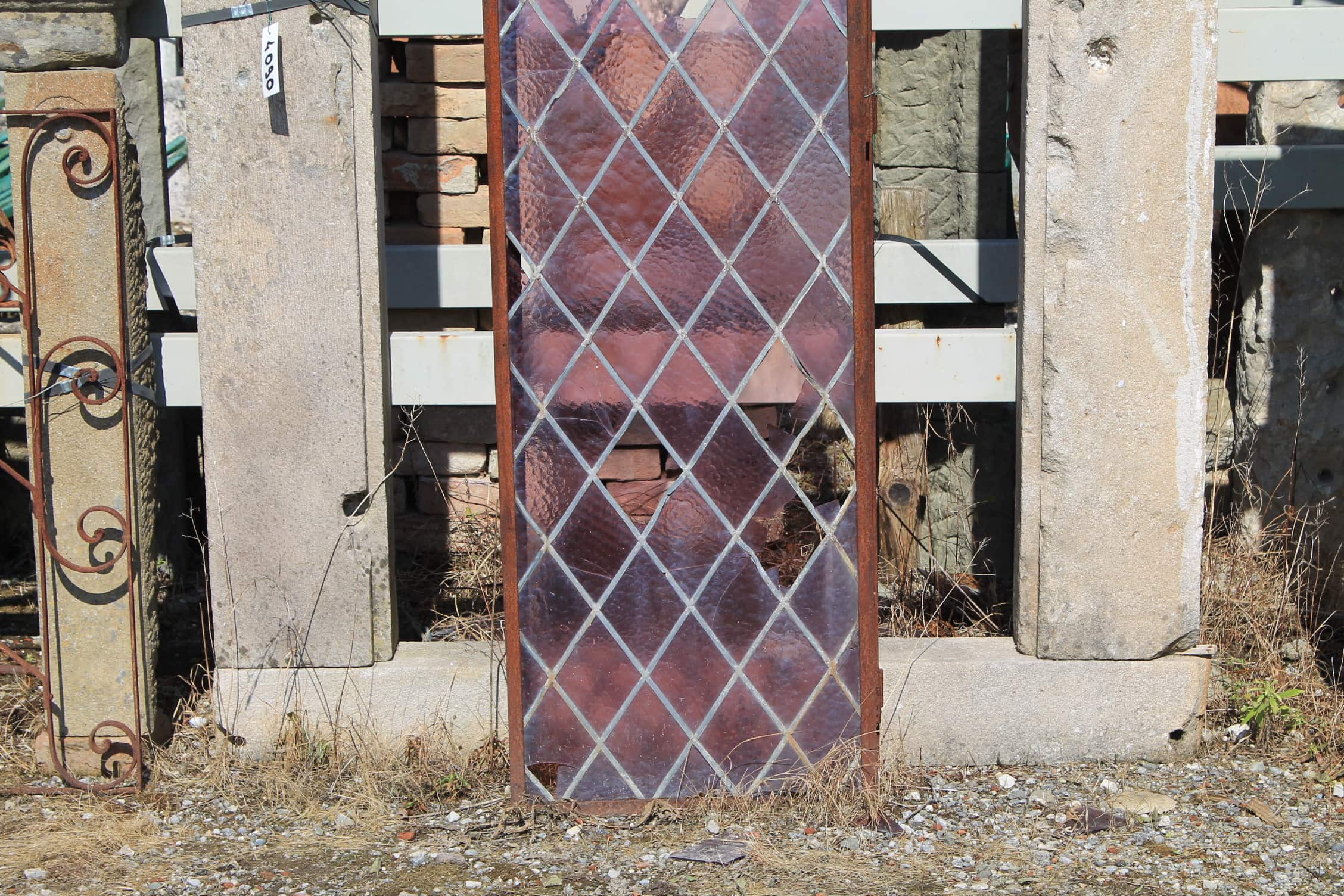  Portale antico in pietra di Guamo