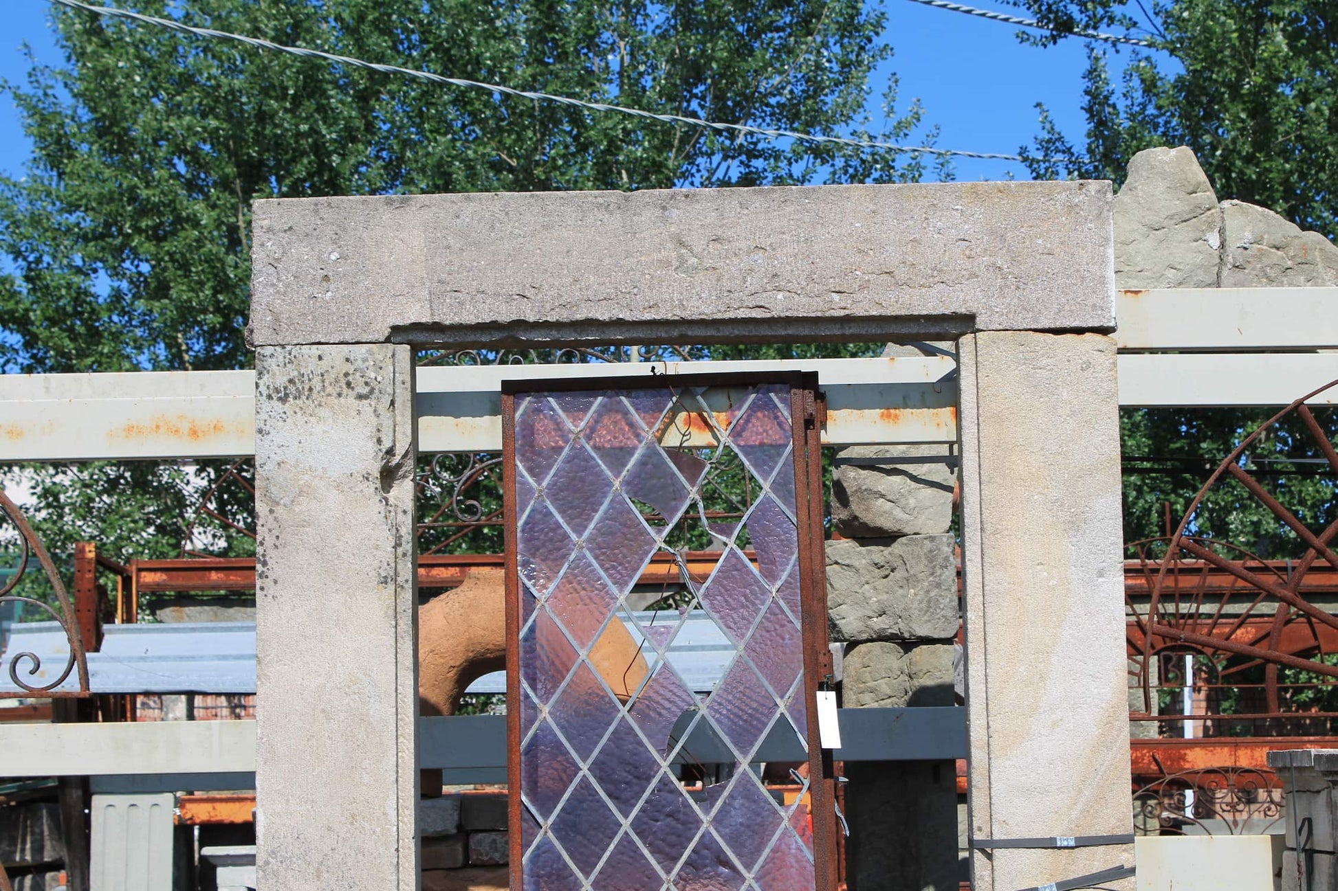  Portale antico in pietra di Guamo