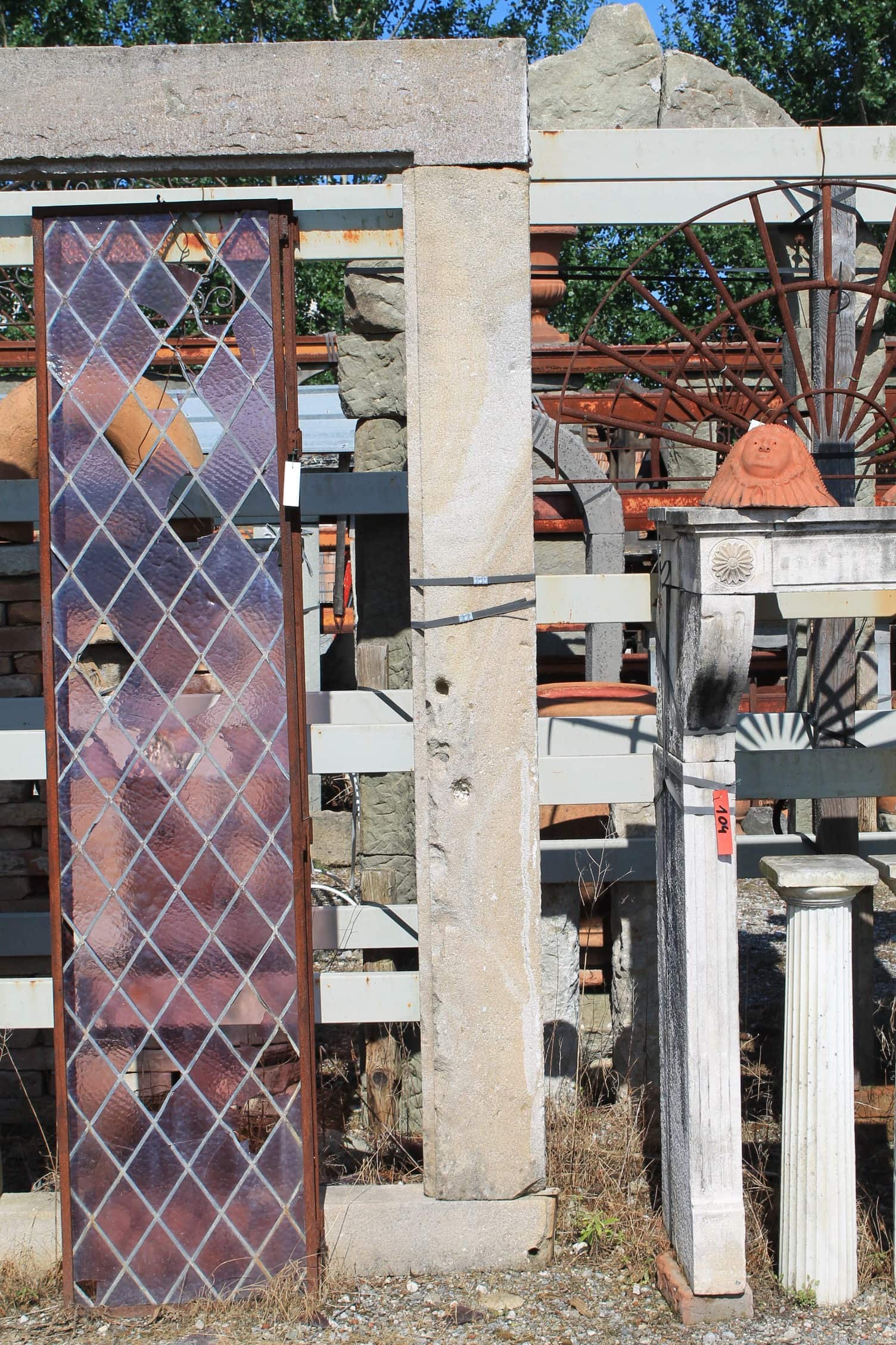  Portale antico in pietra di Guamo