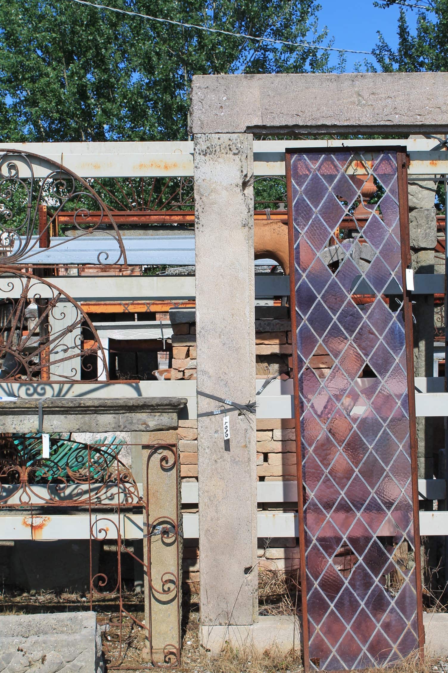  Portale antico in pietra di Guamo