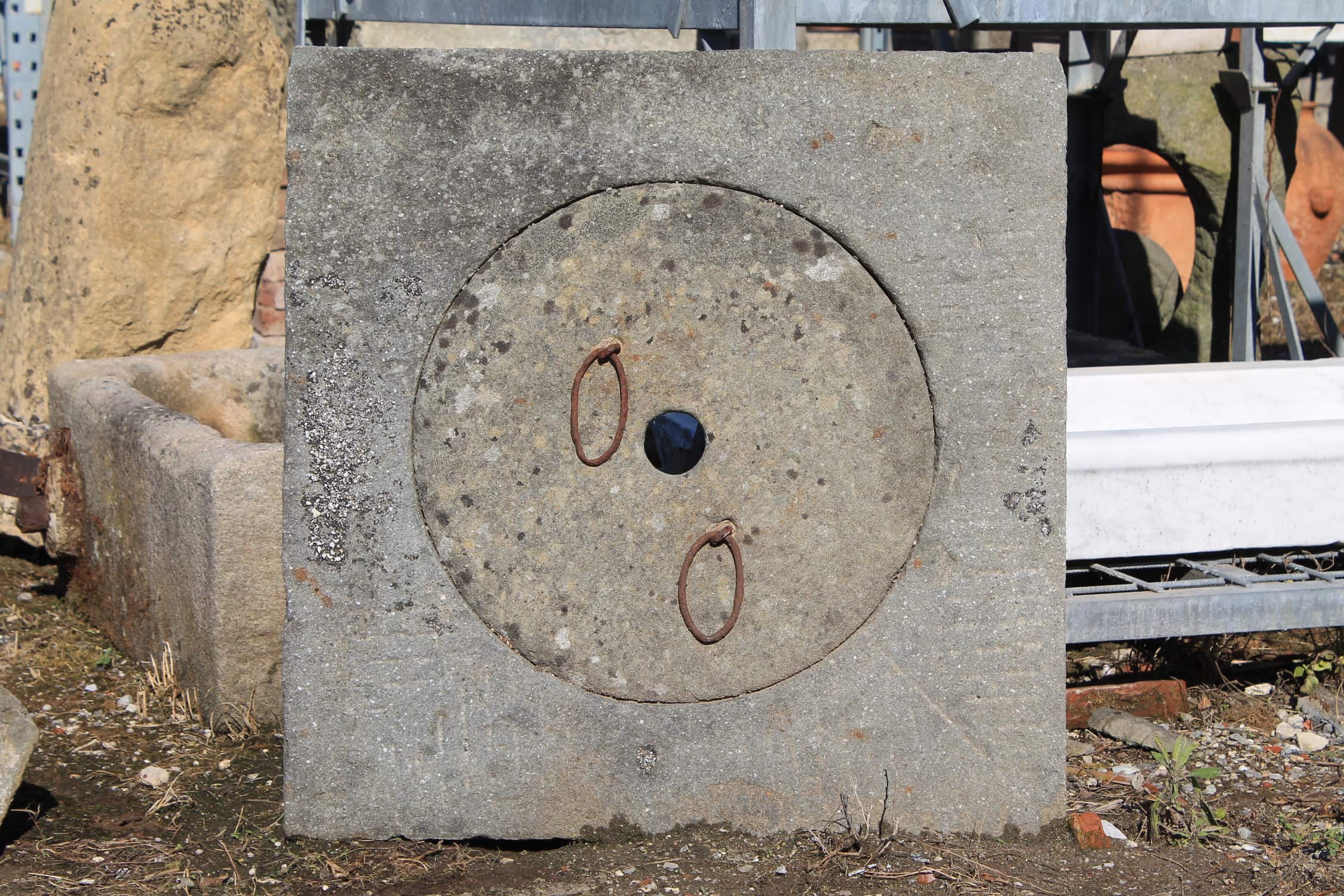 tombino in pietra. Pavimenti antichi in pietra