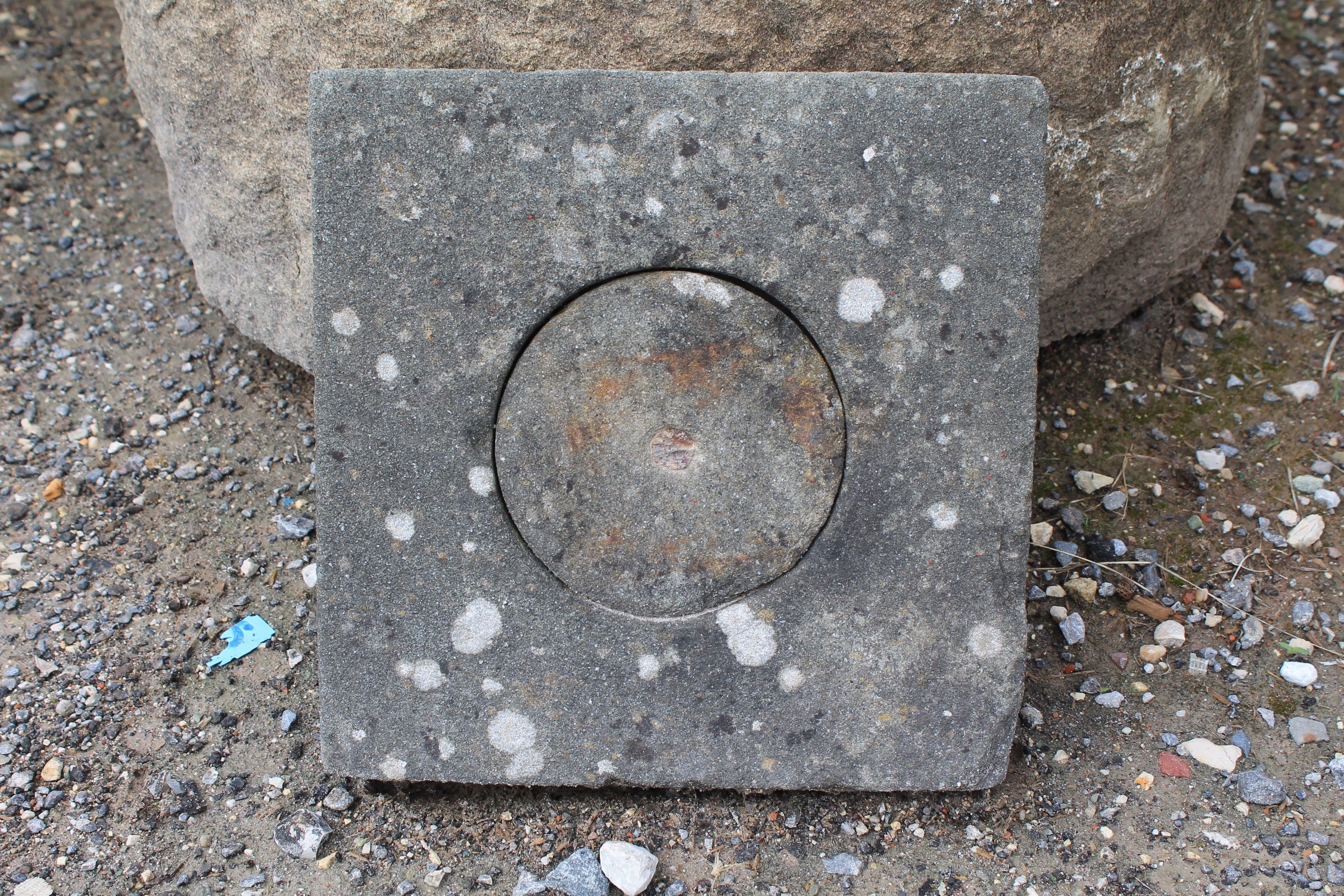 pavimenti antichi in pietra. Tombino in pietra