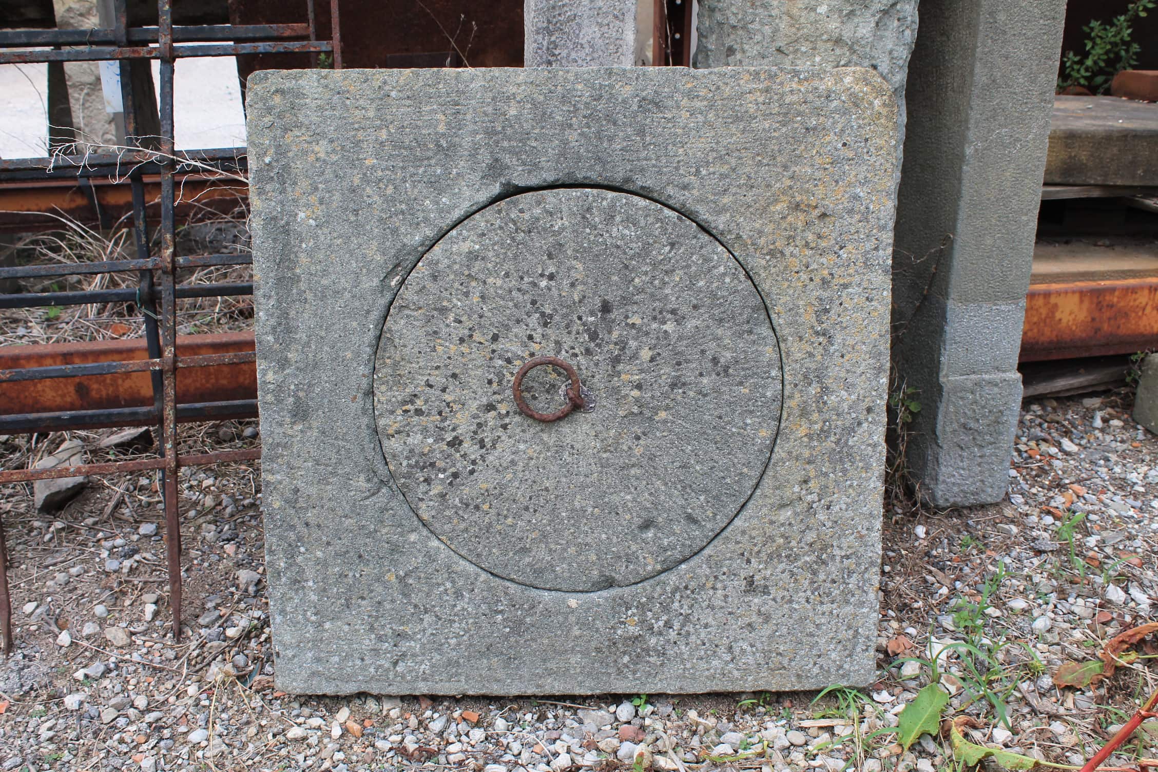 pavimenti antichi in pietra. Tombino antico