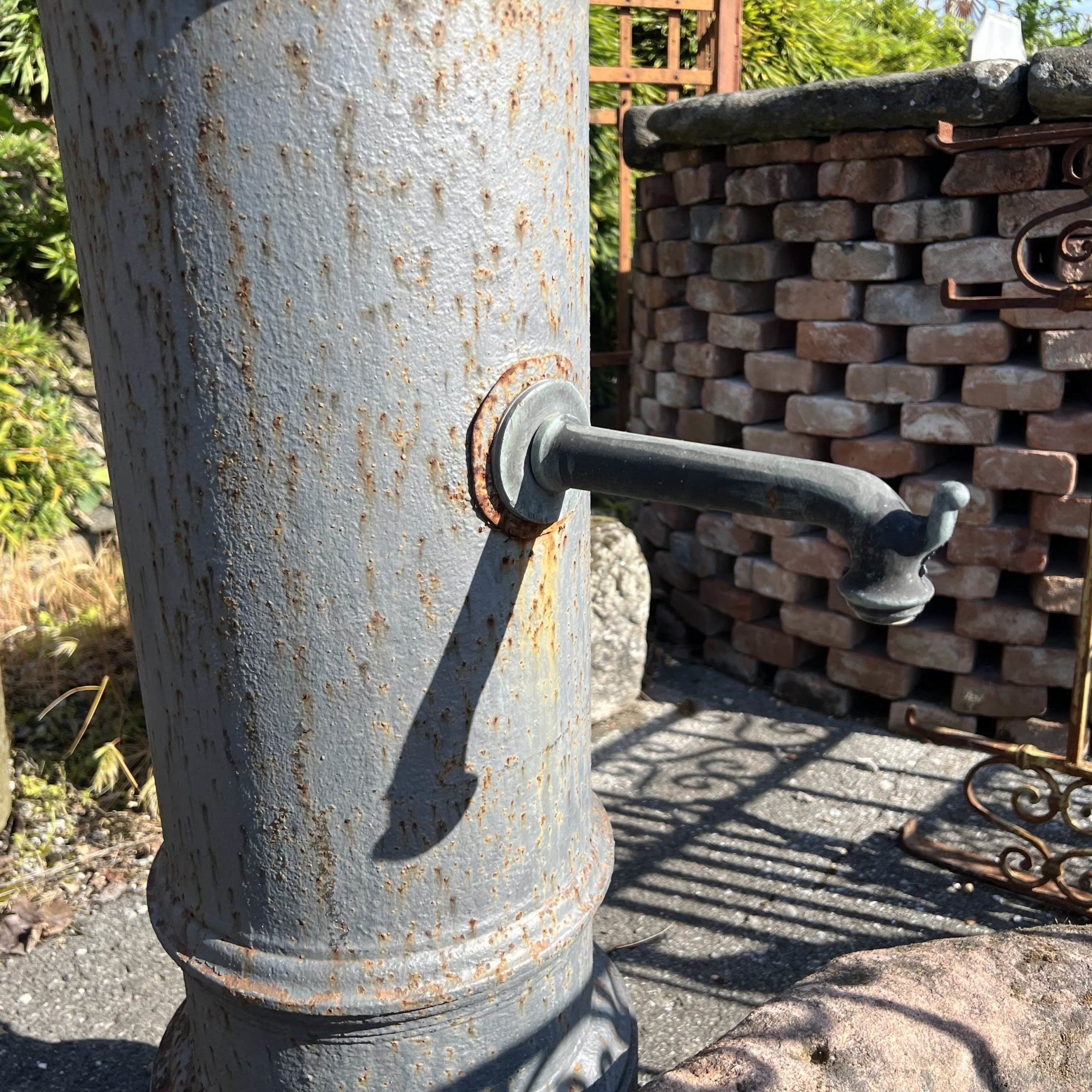 Antica fontana in ghisa