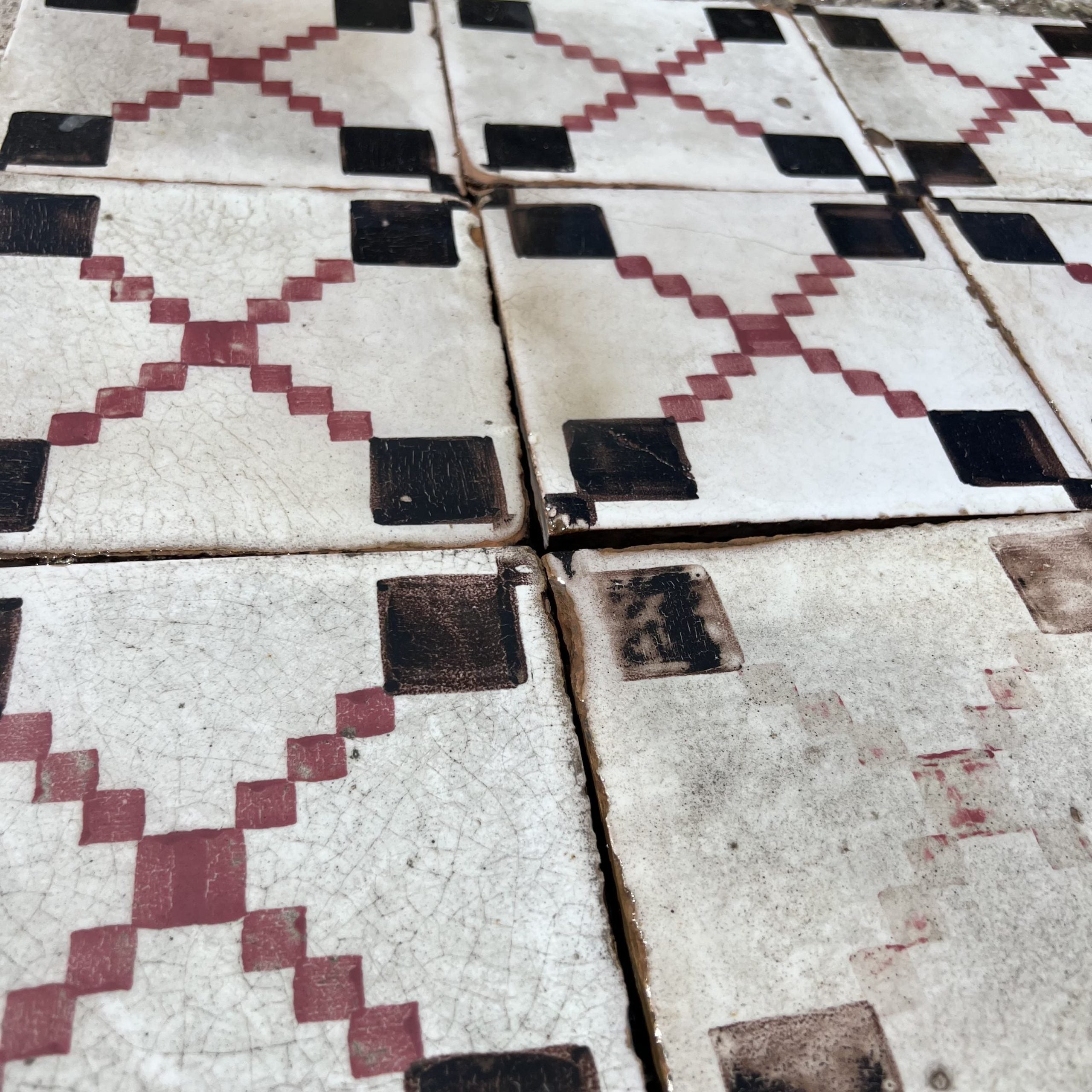 Maioliche geometriche fondo bianco - MAI 109