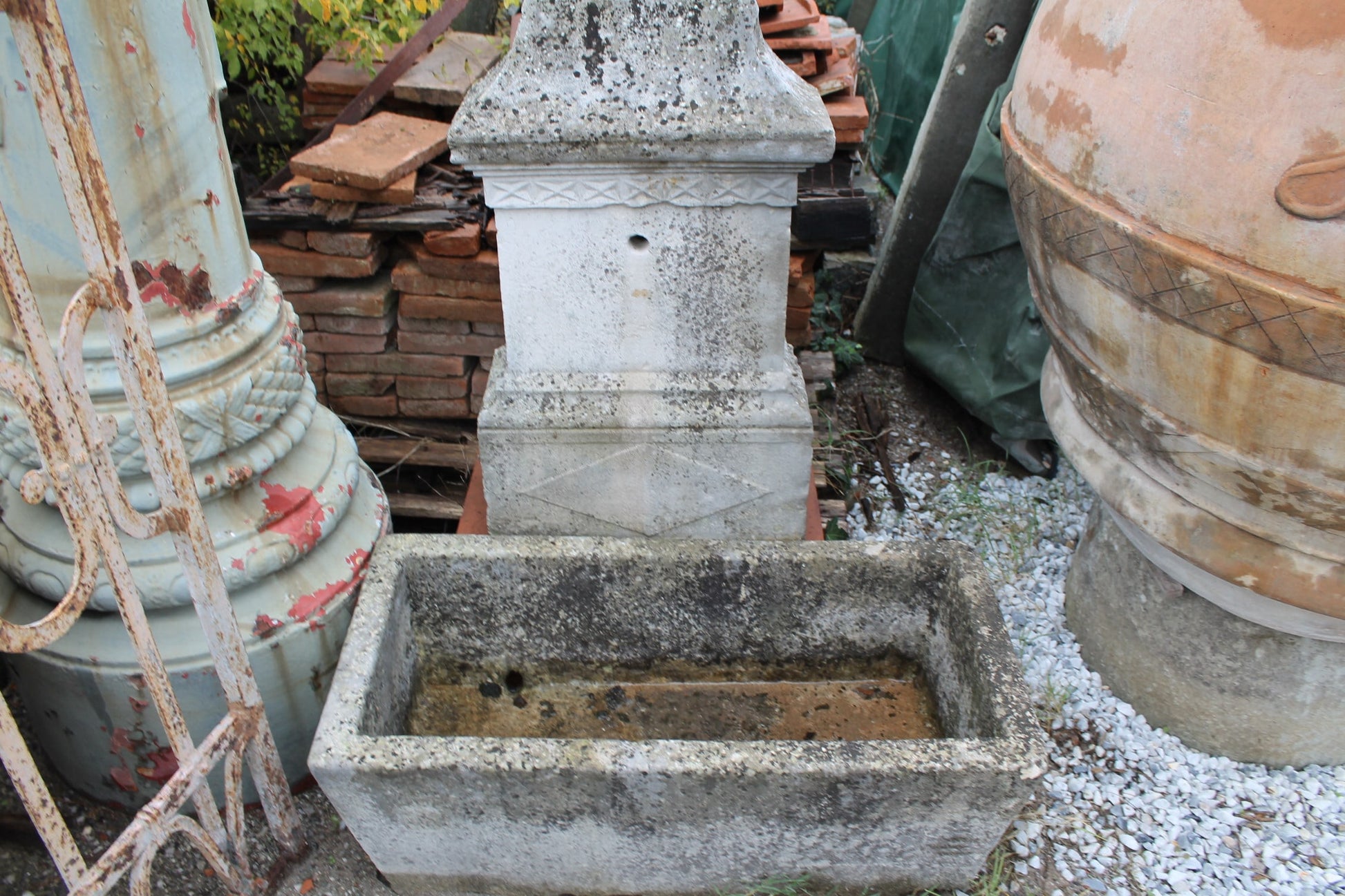 Piccola fontana a muro