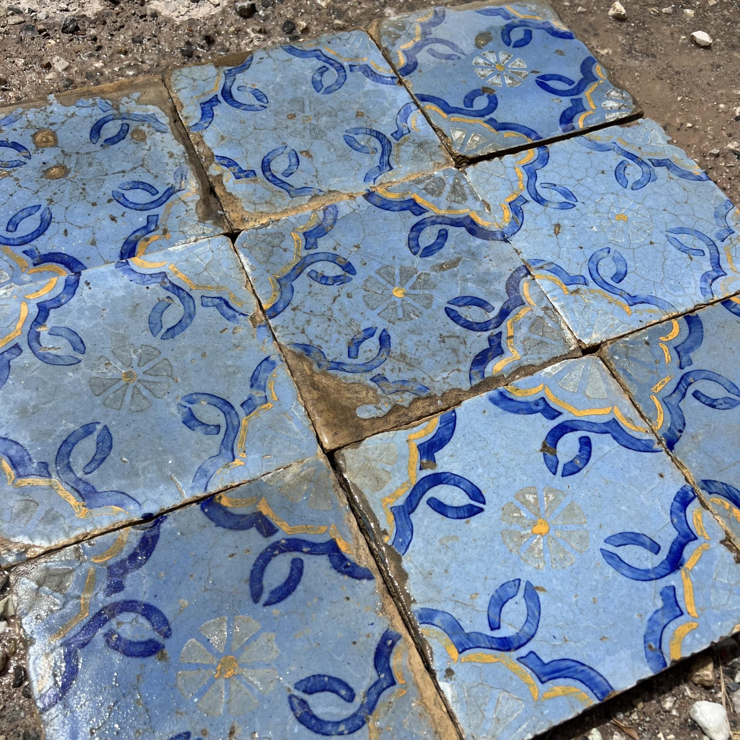 Majolica decorated with flowers - MAI 151