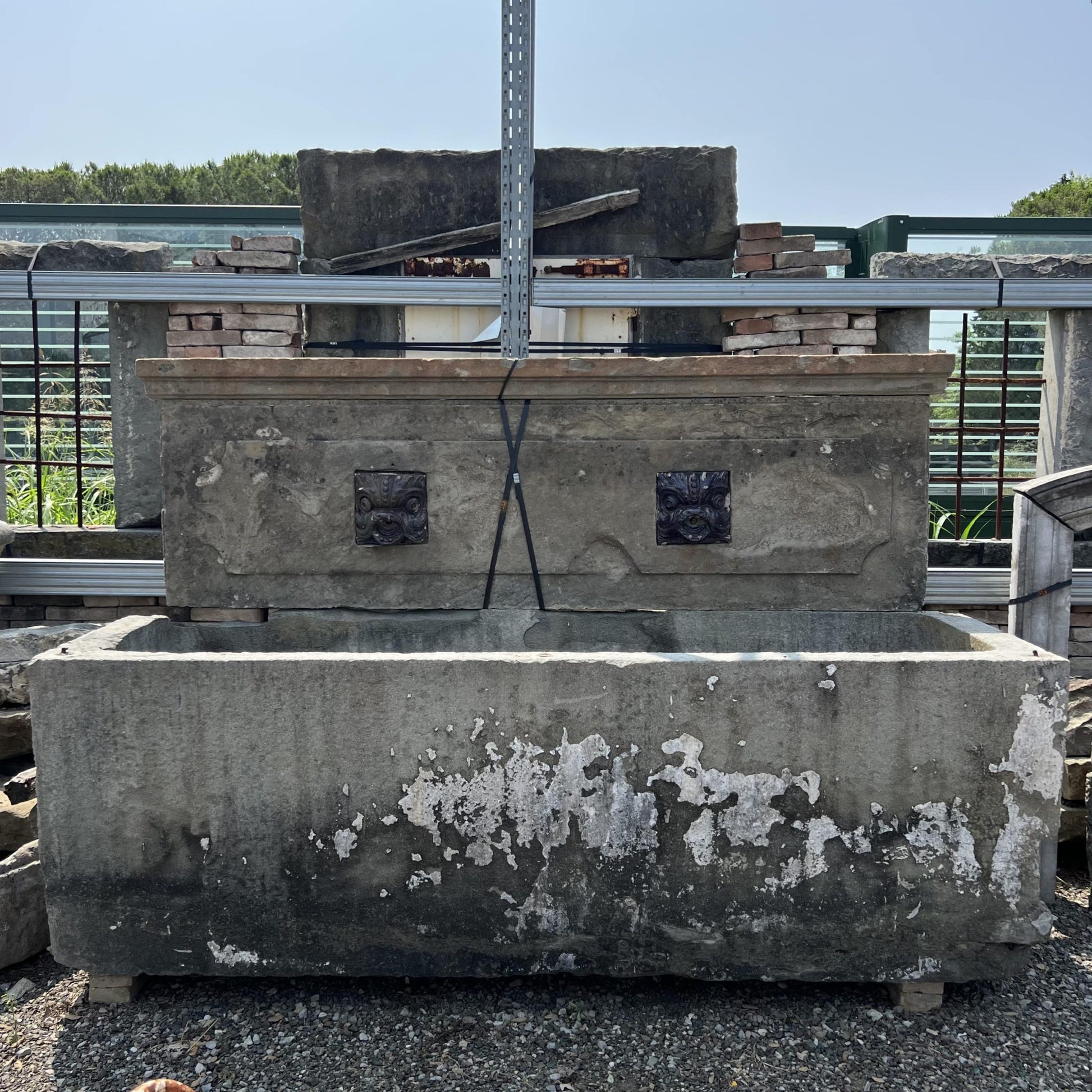 vasca a muro in pietra