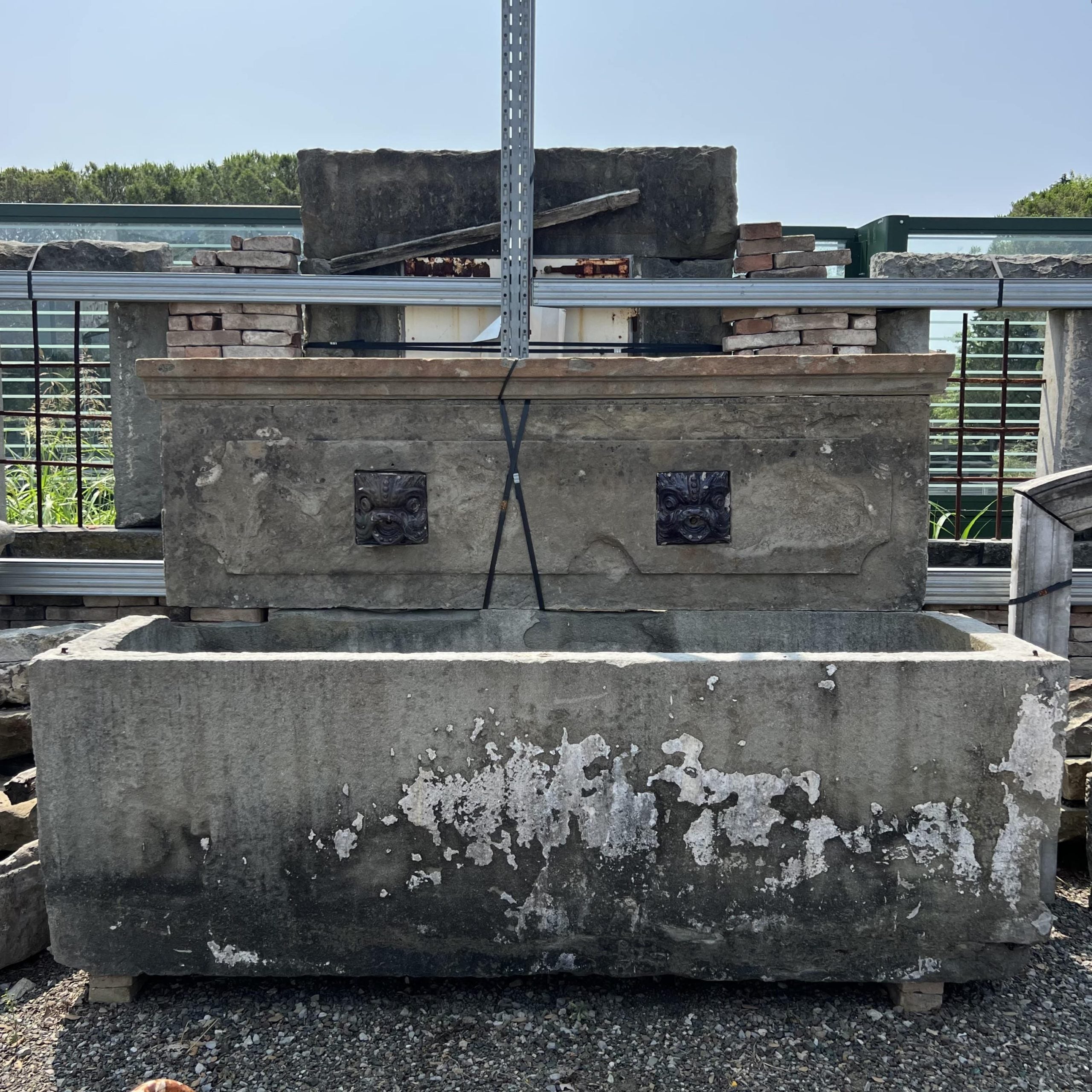 vasca a muro in pietra