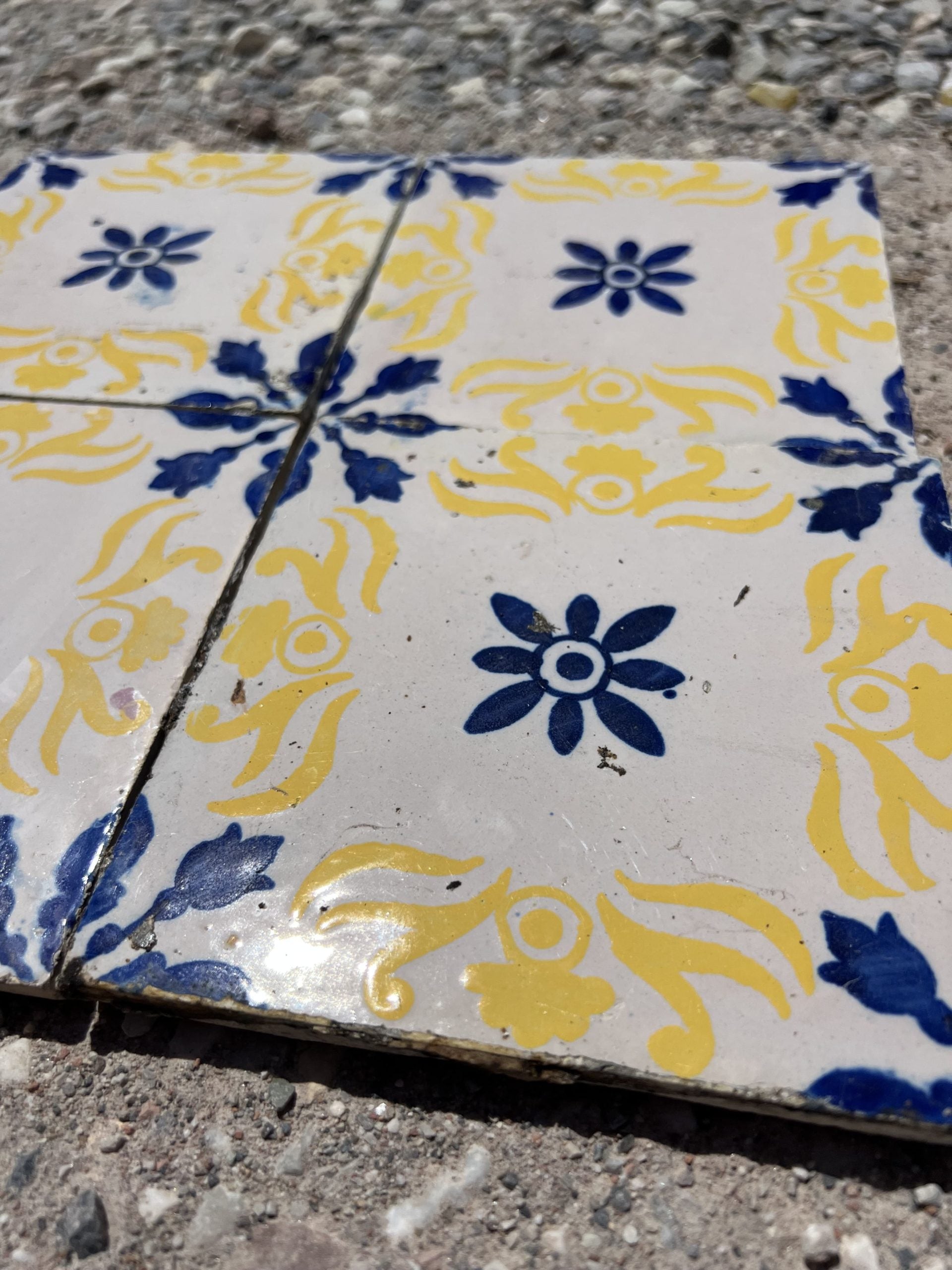 Azulejos with yellow and blue flowers - MAI 124