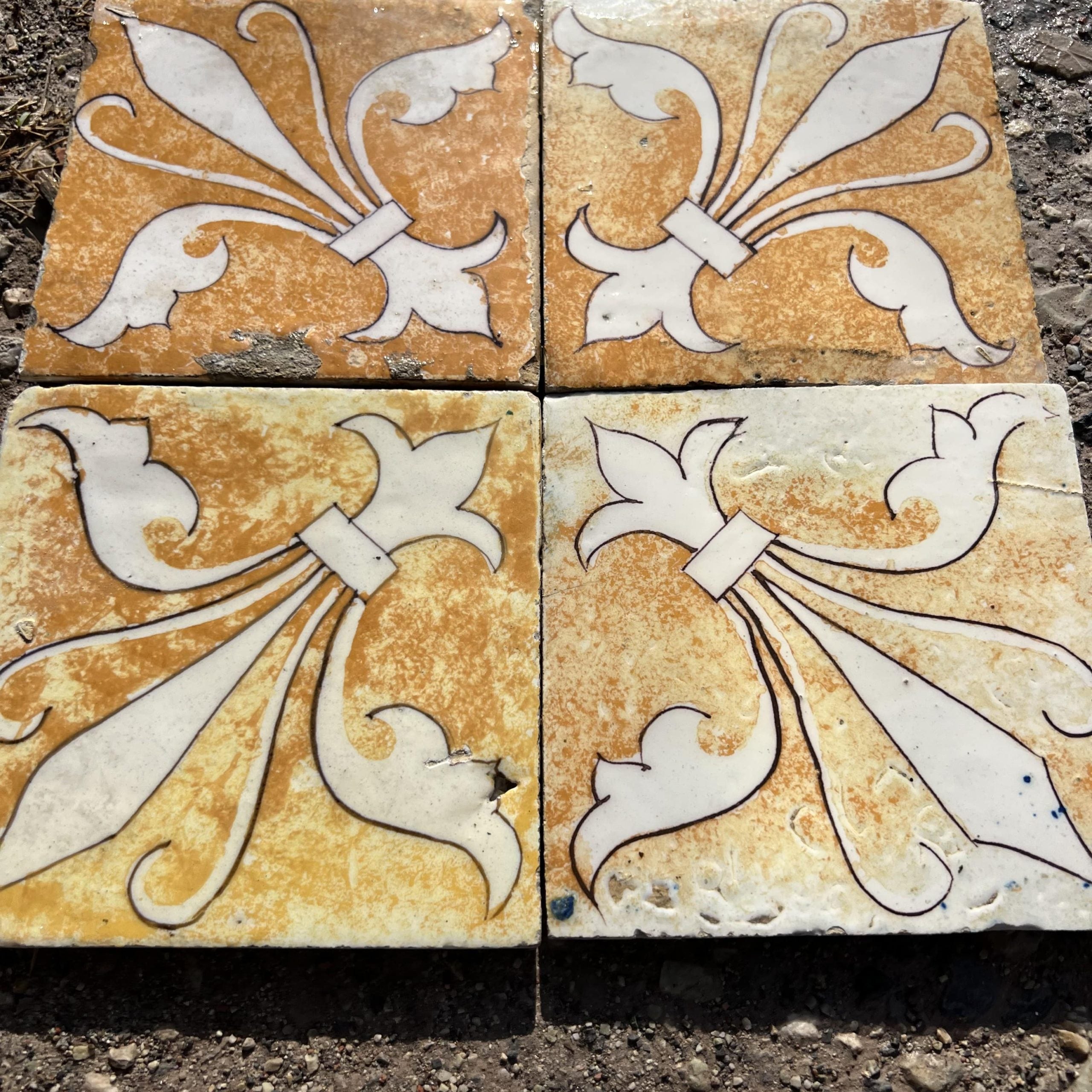 Majolica with white flowers - MAI 137