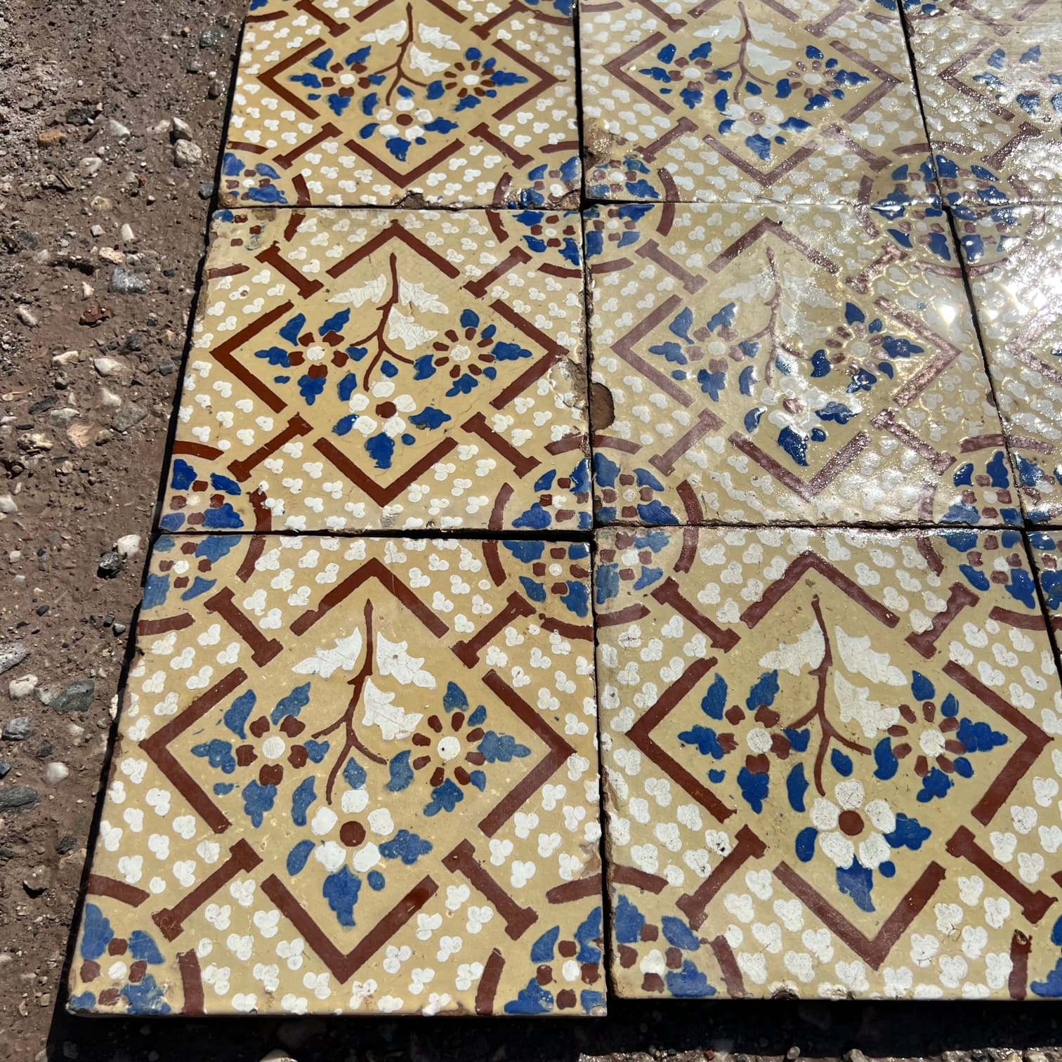 Majolica with floral decorations - MAI 146