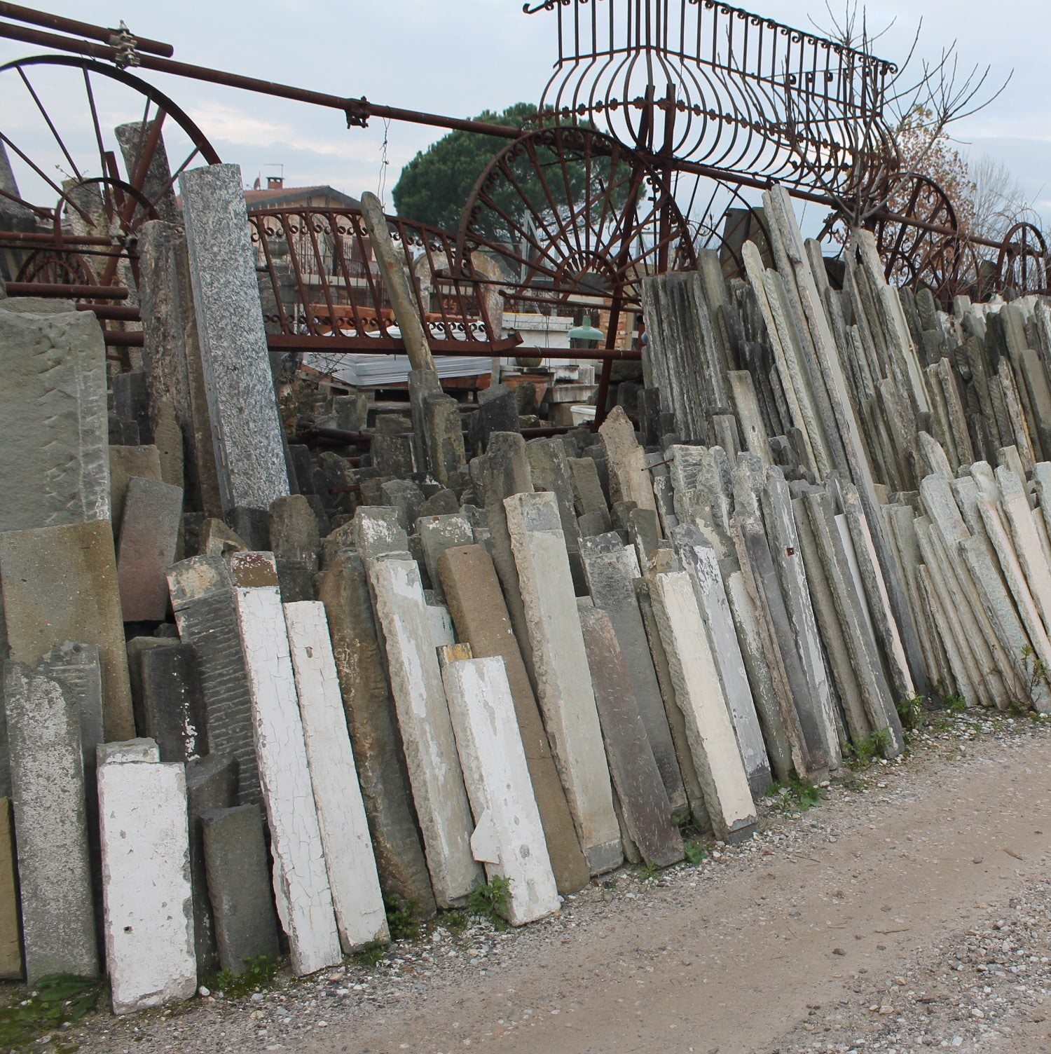 Antiche soglie e architravi in pietra