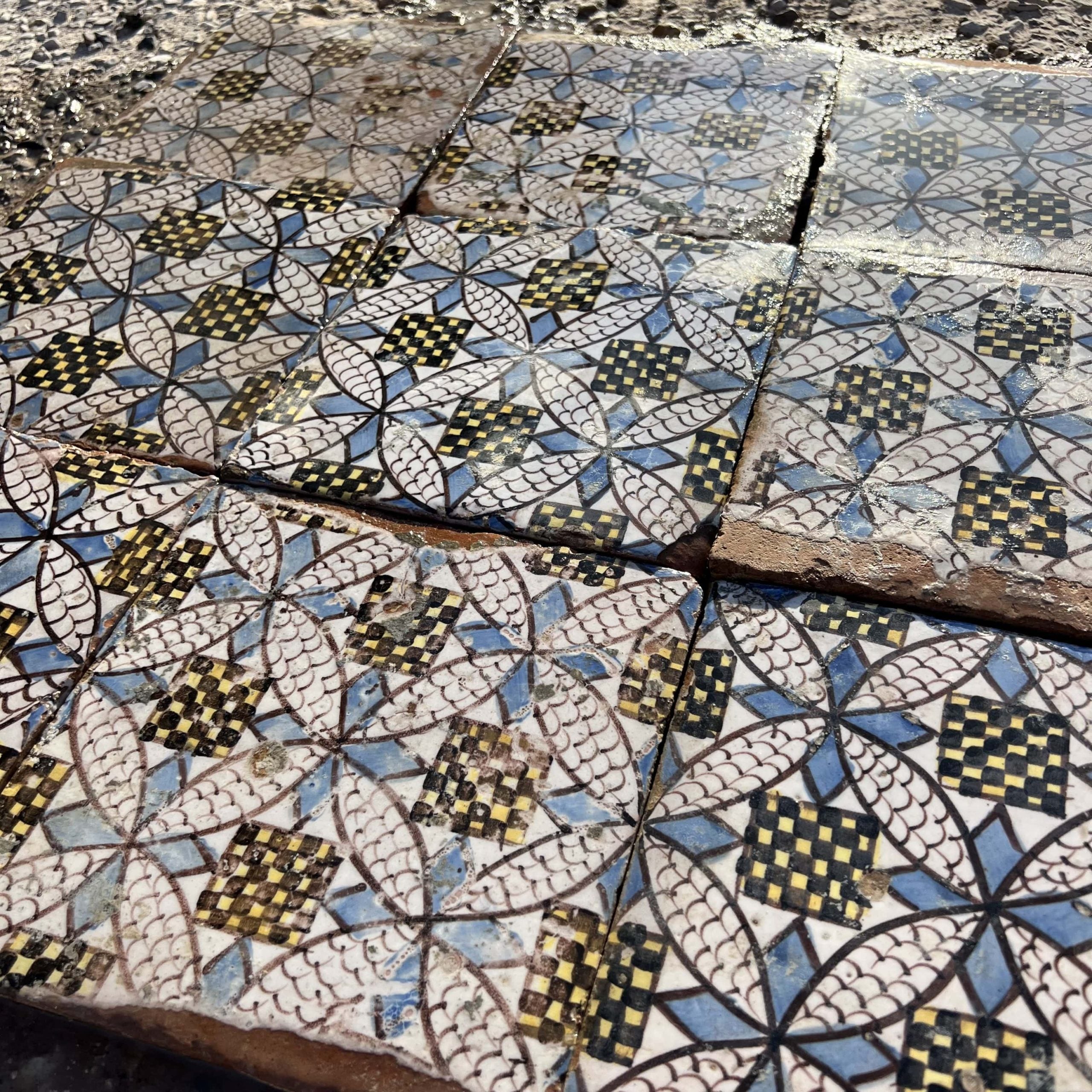 Majolica with geometric decorations - MAI 145