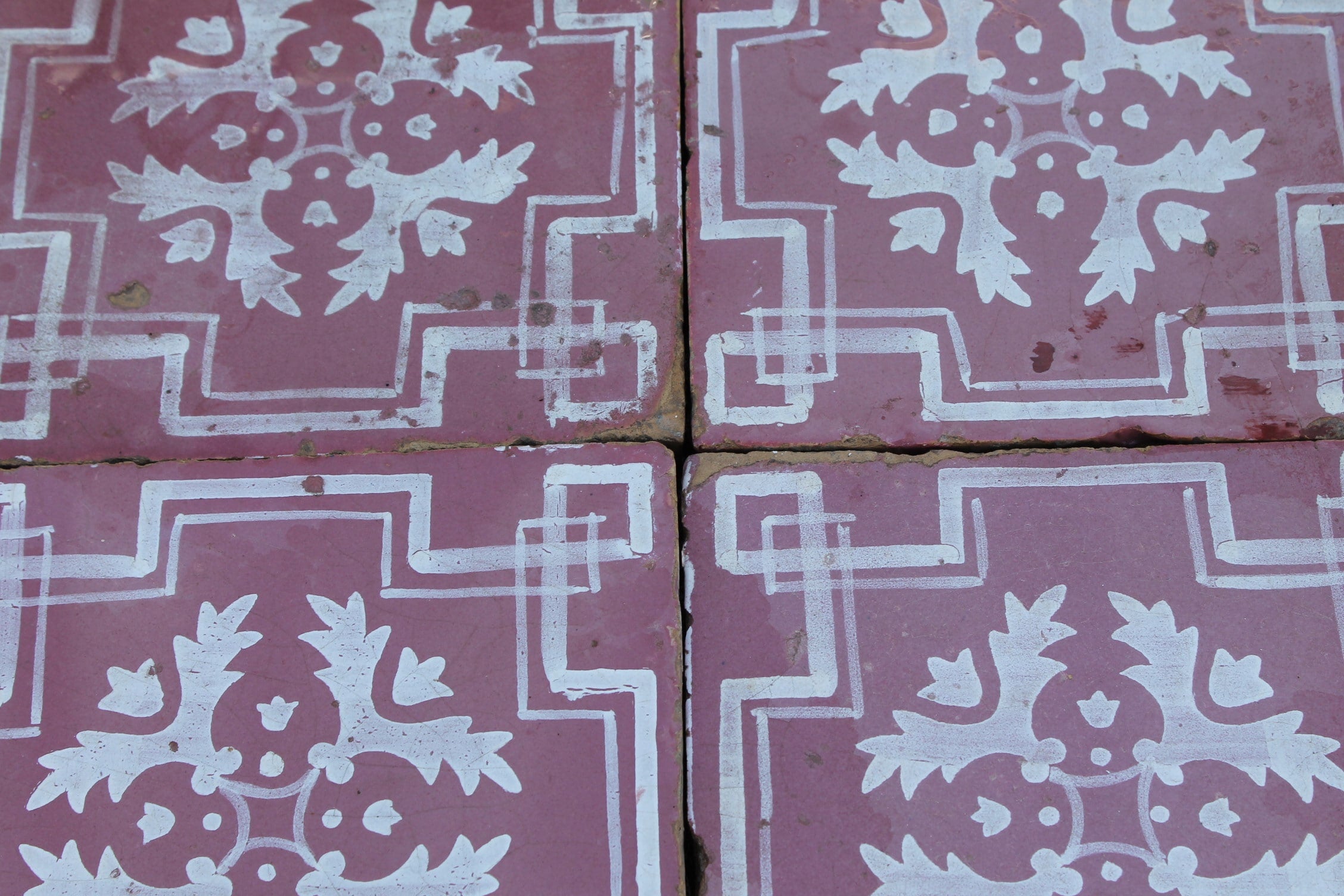 Pink majolica with white design - MAI 138