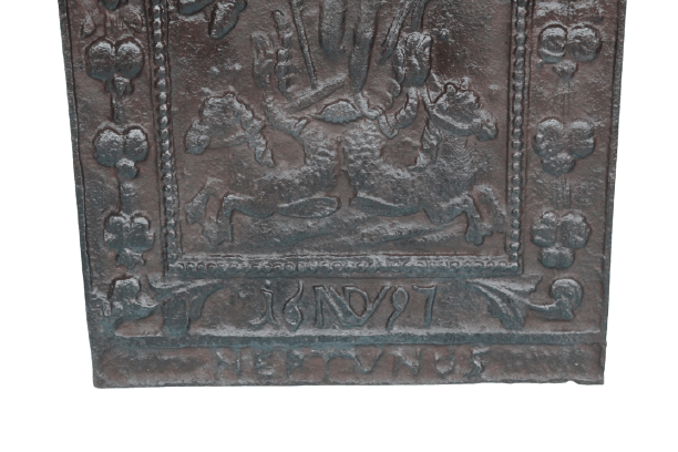 Antica ghisa con decorazioni belliche