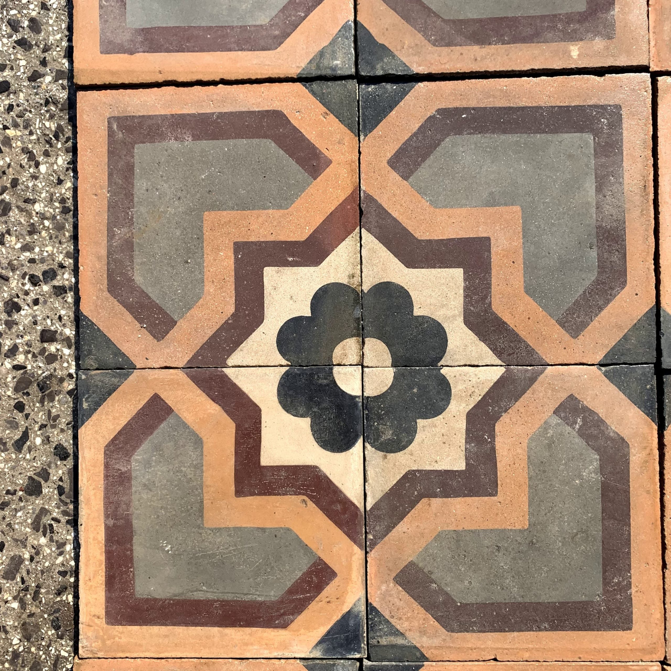 Pavimento in pastina con fiore blu - CEM 018