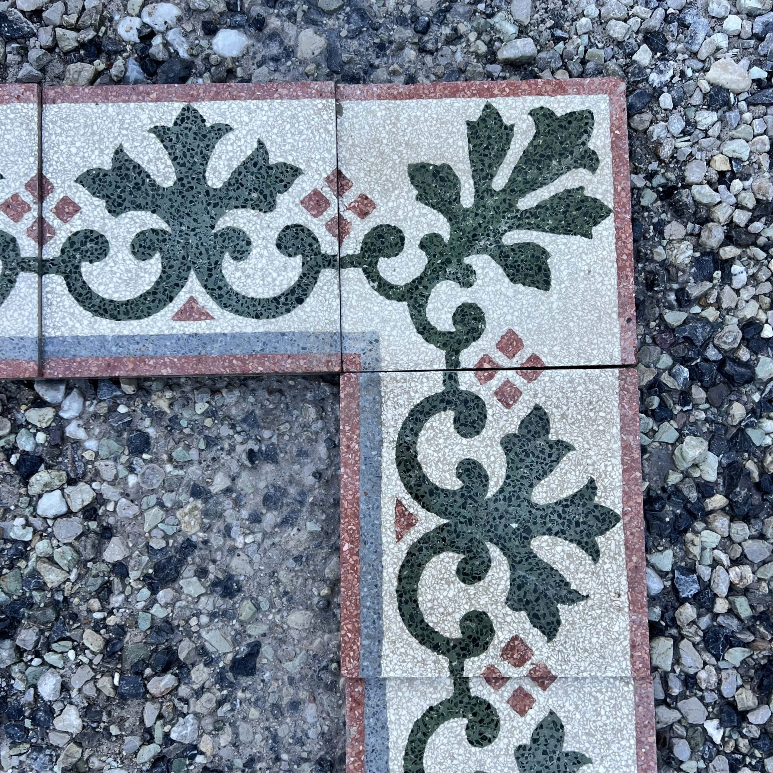 Greca in graniglia con decori floreali - GRA 019