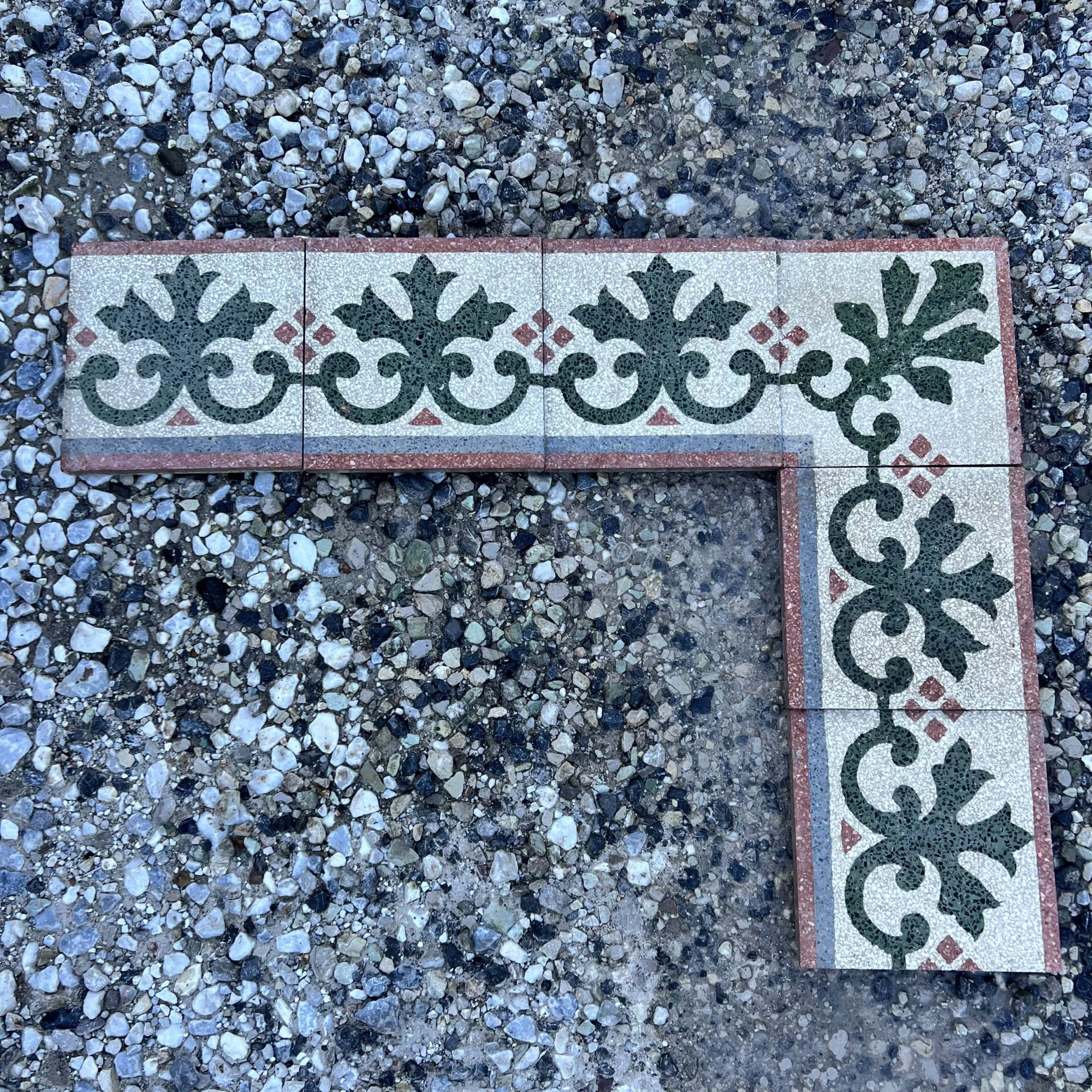 Greca in graniglia con decori floreali - GRA 019