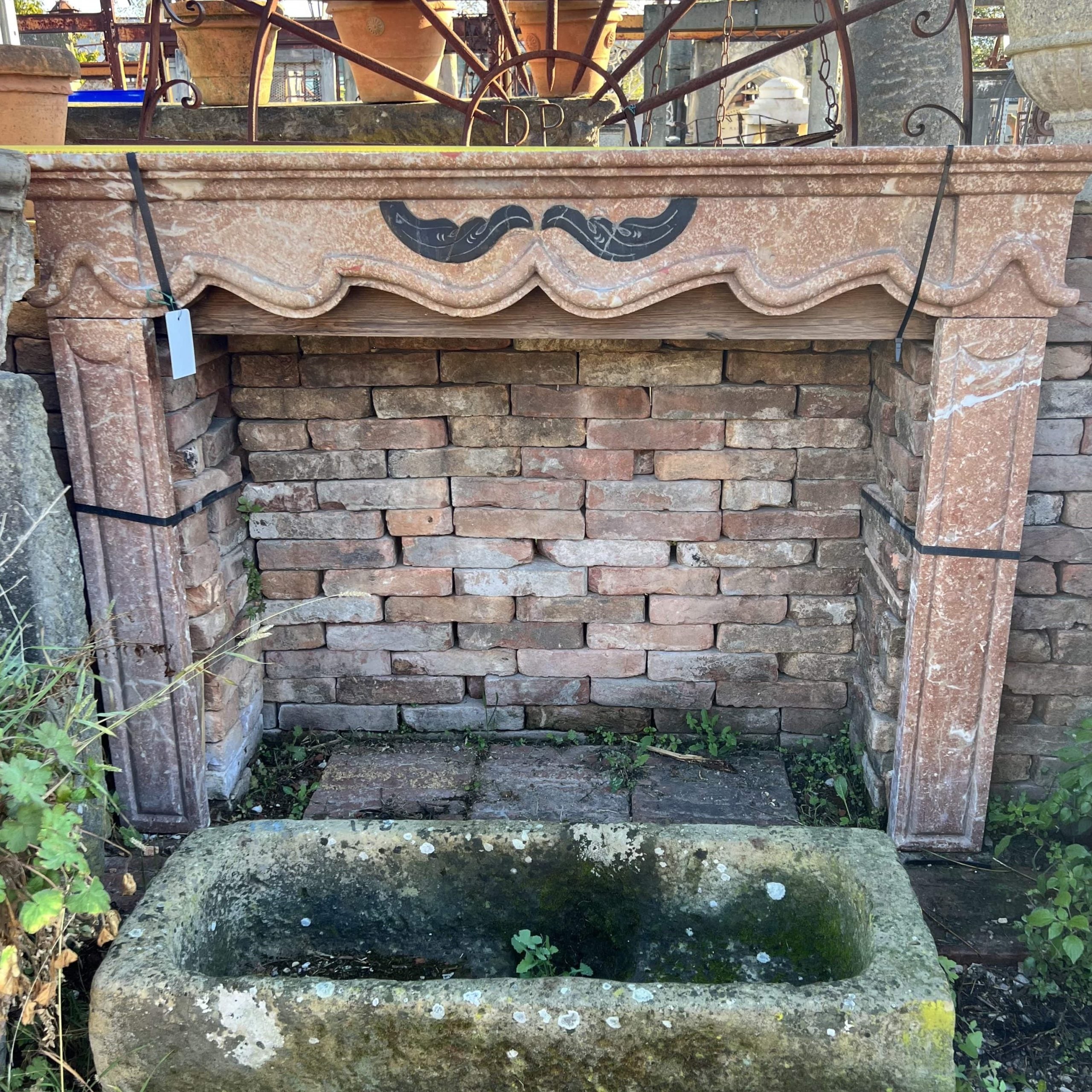 Antico camino in marmo rosa