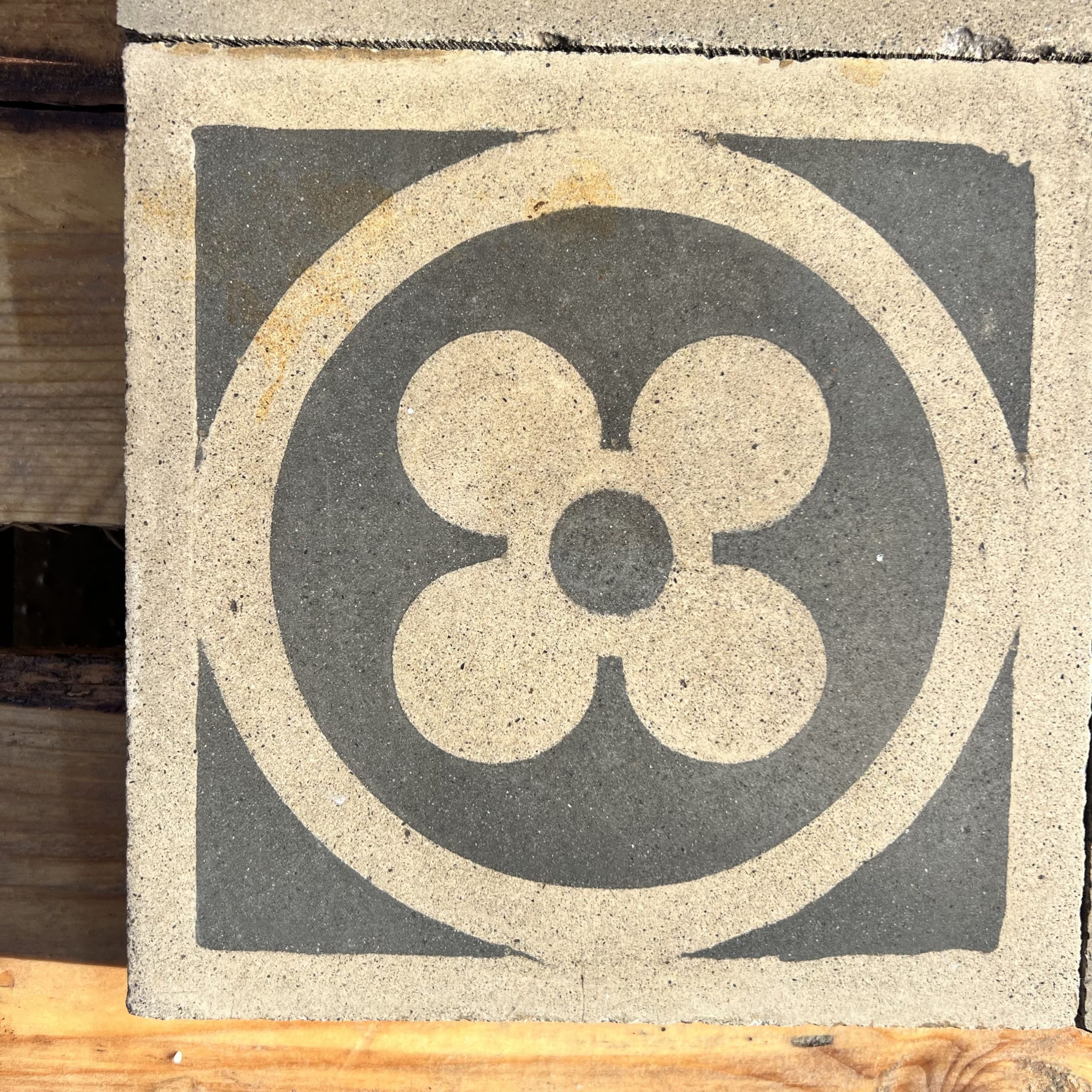 Cementine nere e grigie con fiore - CEM 052