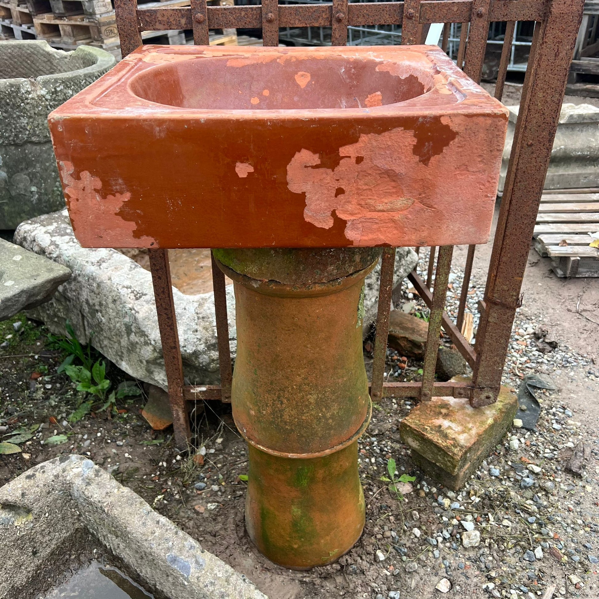 Lavandino antico di terracotta 
