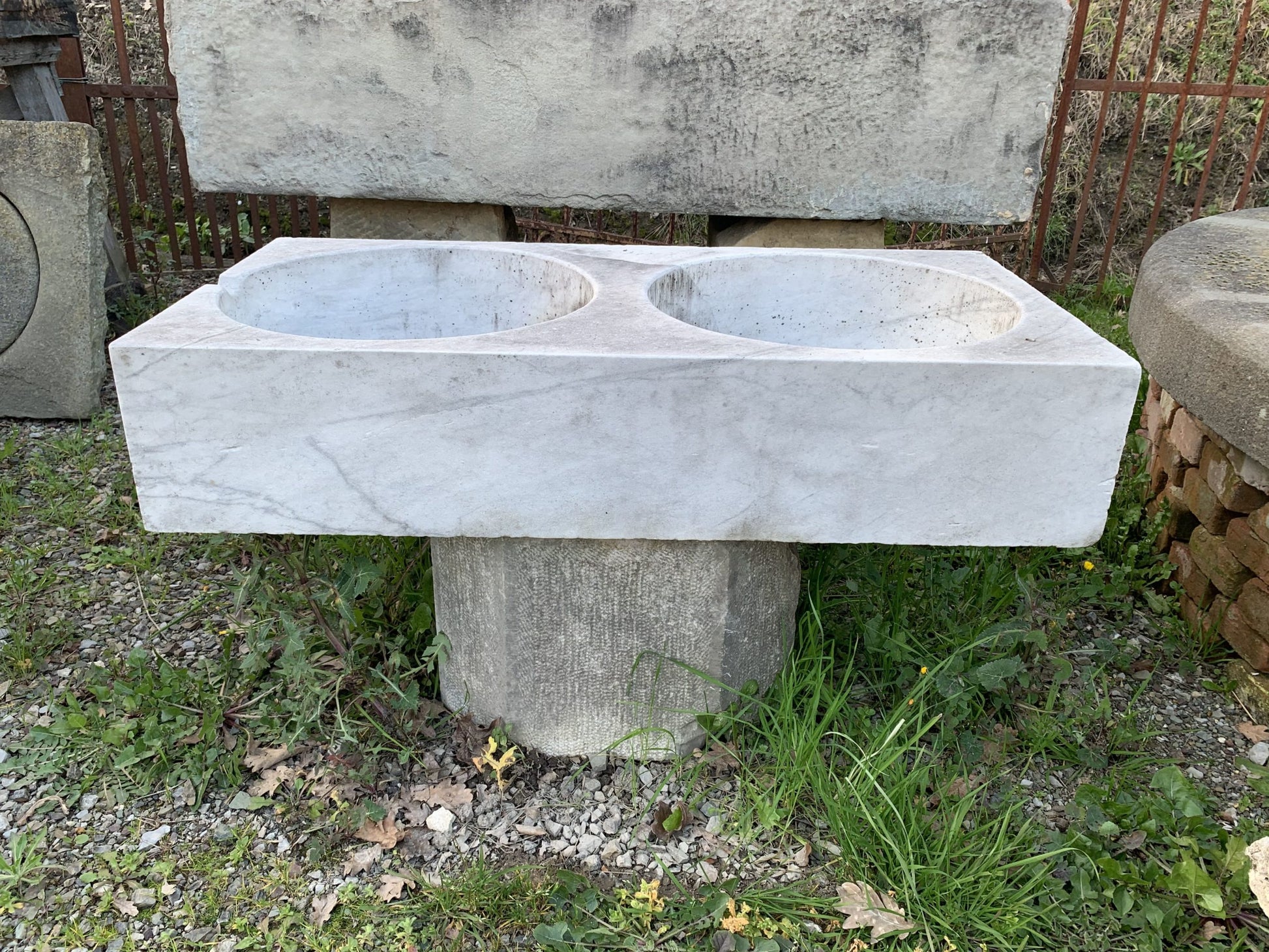 Lavandino di marmo vecchio 