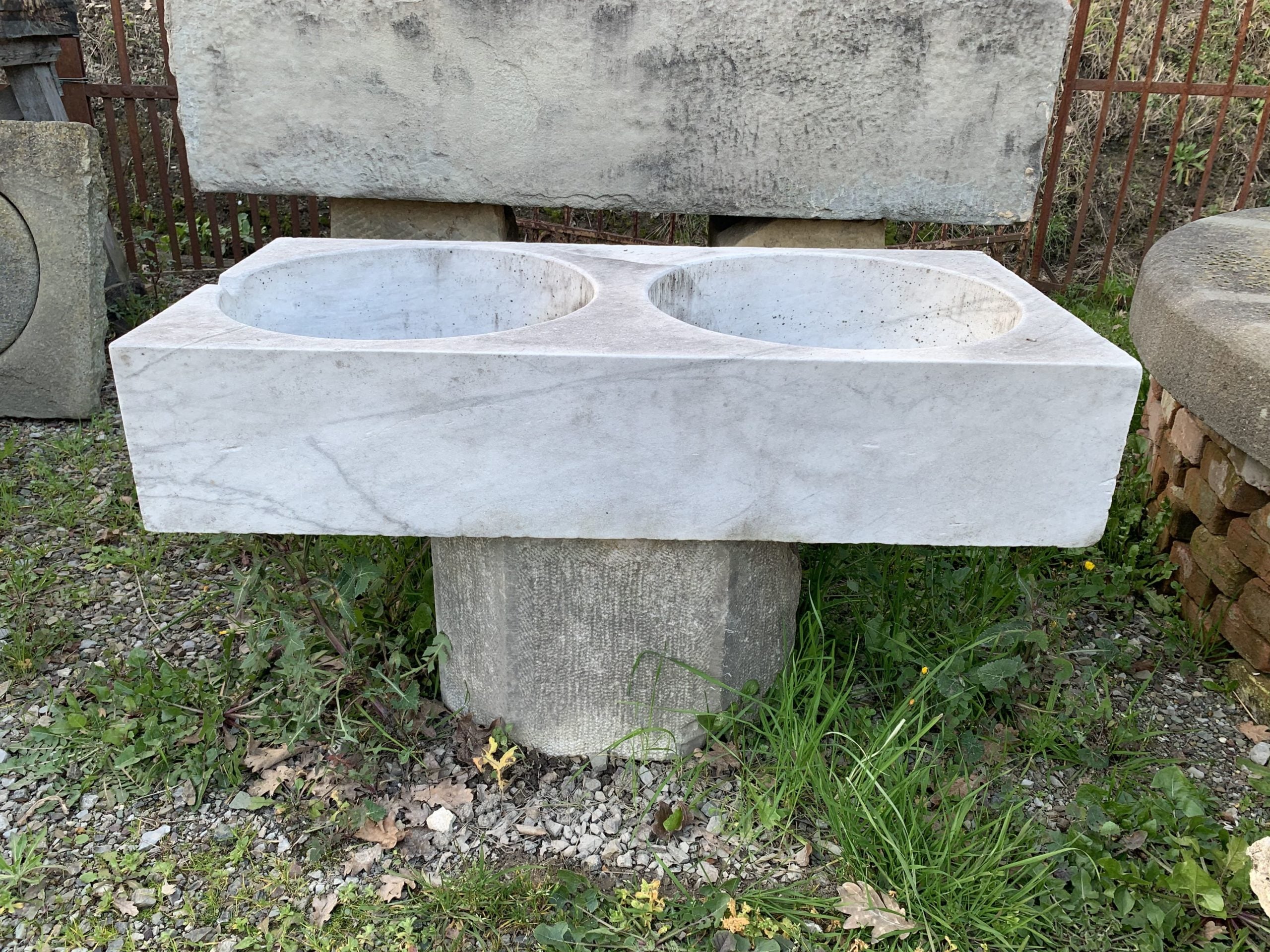 Lavandino di marmo vecchio 