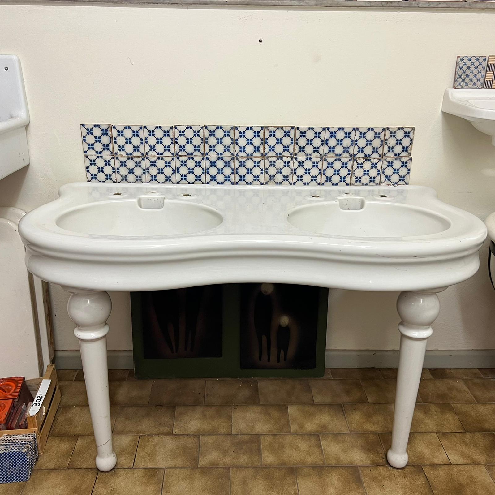 Lavandino in ceramica a doppia buca 