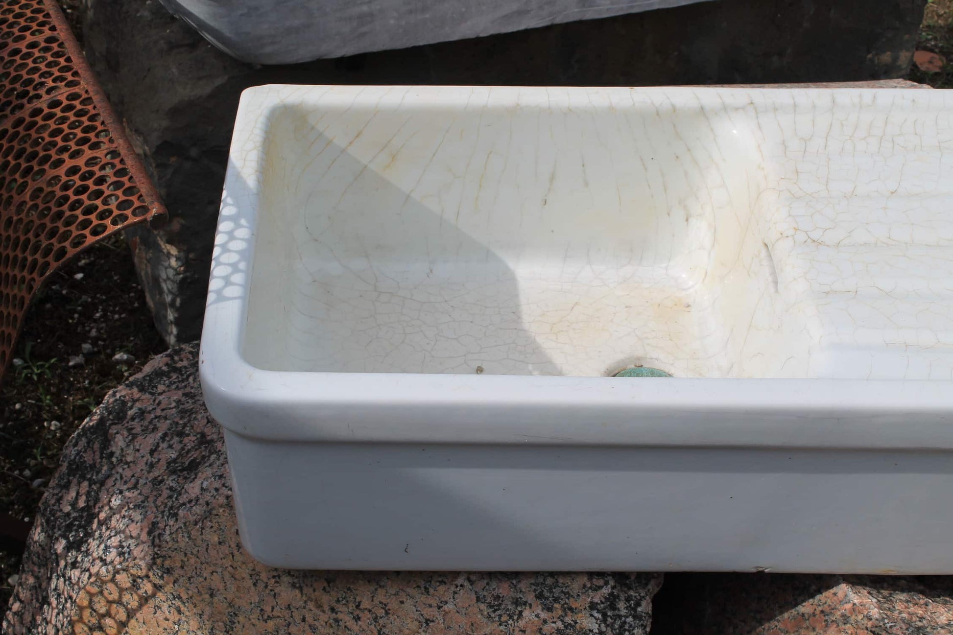 Lavandino in ceramica con sgocciolatoio vecchio dettaglio