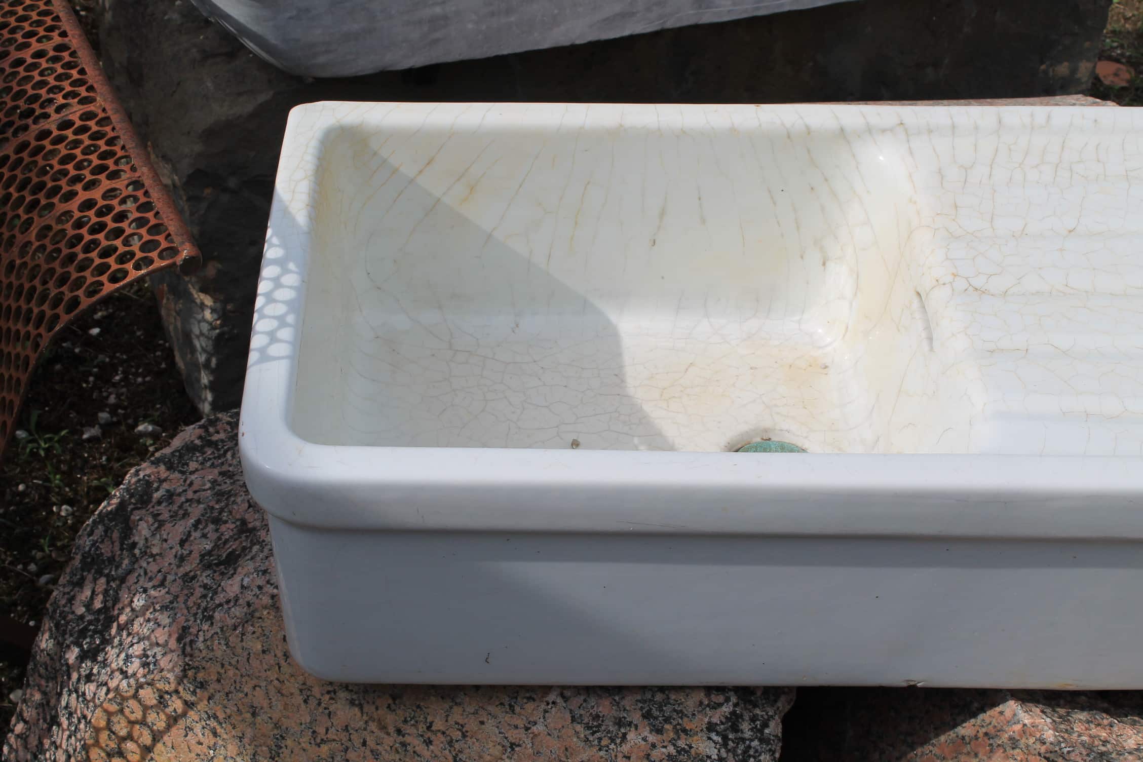 Lavandino in ceramica con sgocciolatoio vecchio dettaglio