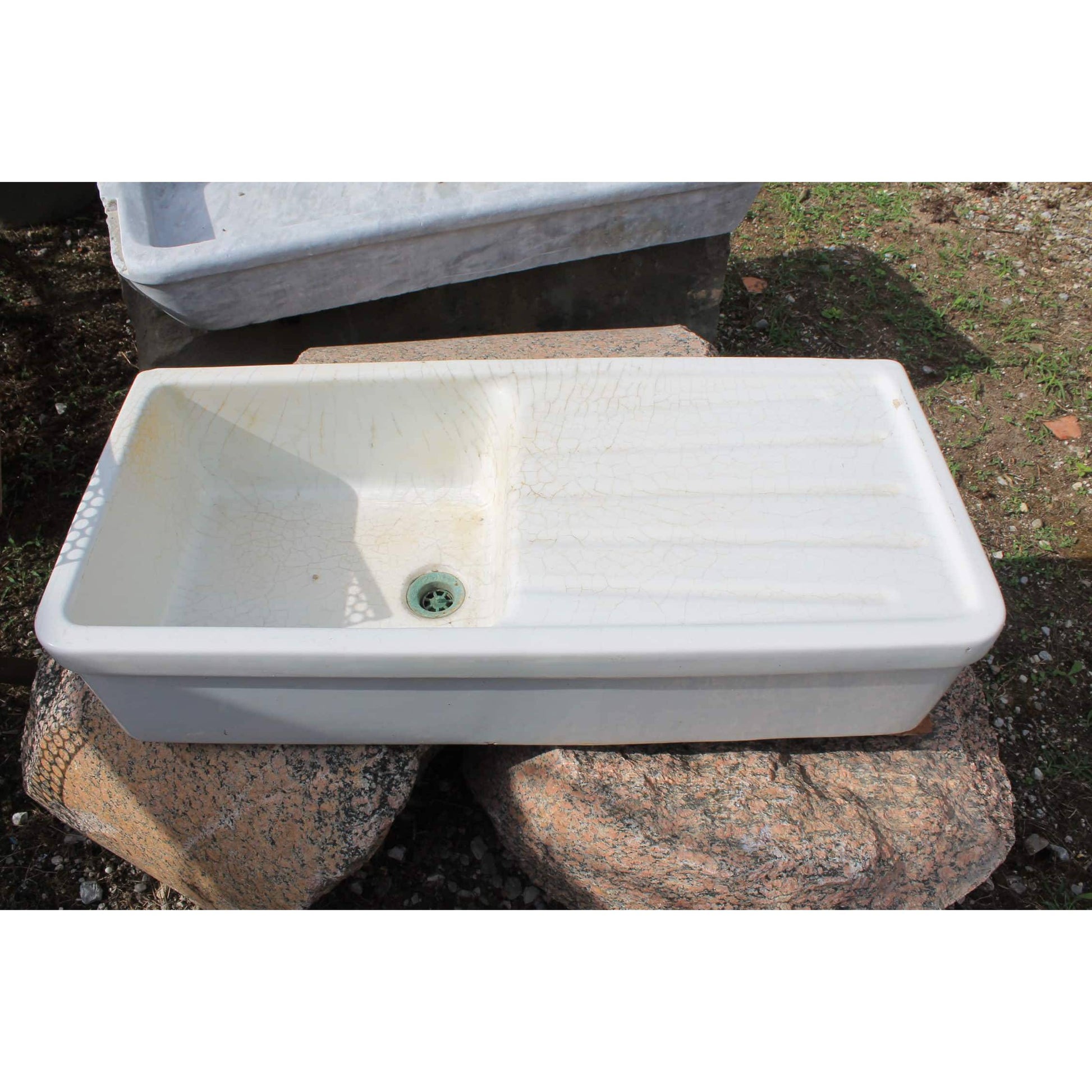Lavandino in ceramica con sgocciolatoio