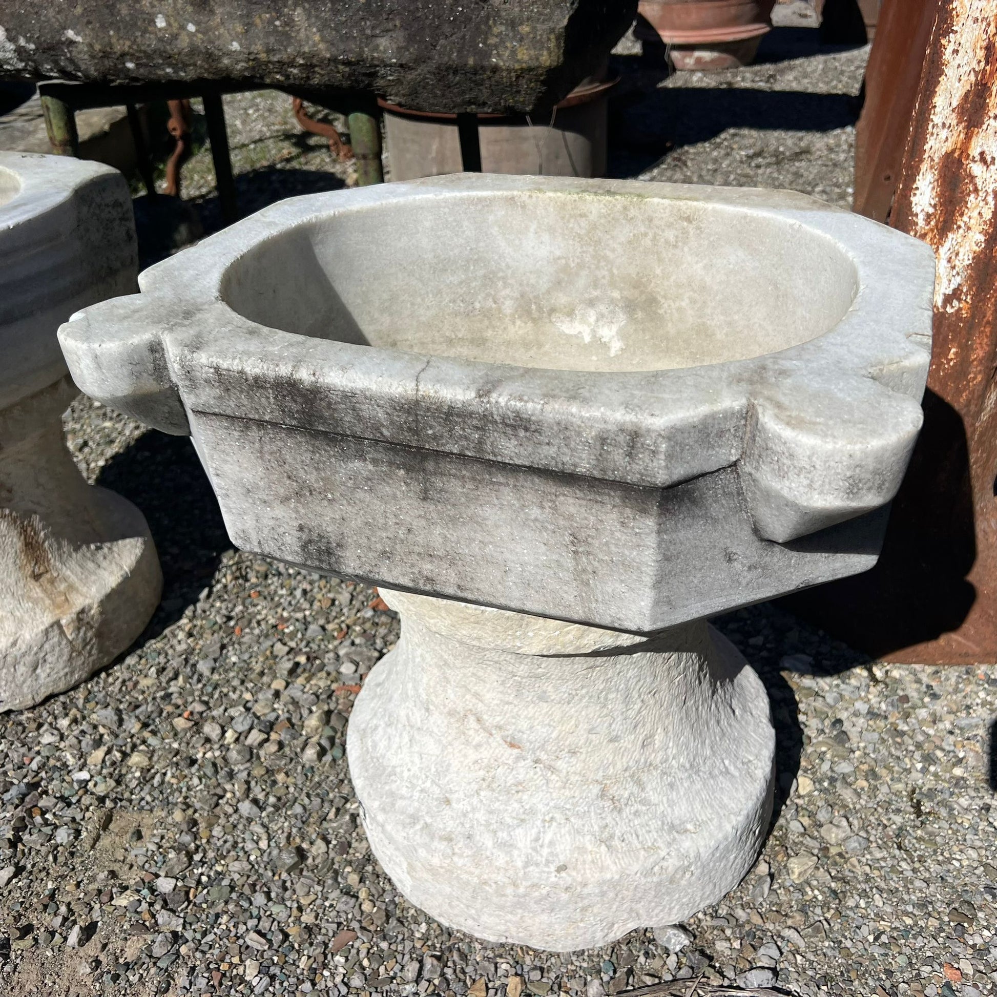 Lavandino in marmo antico piccolo