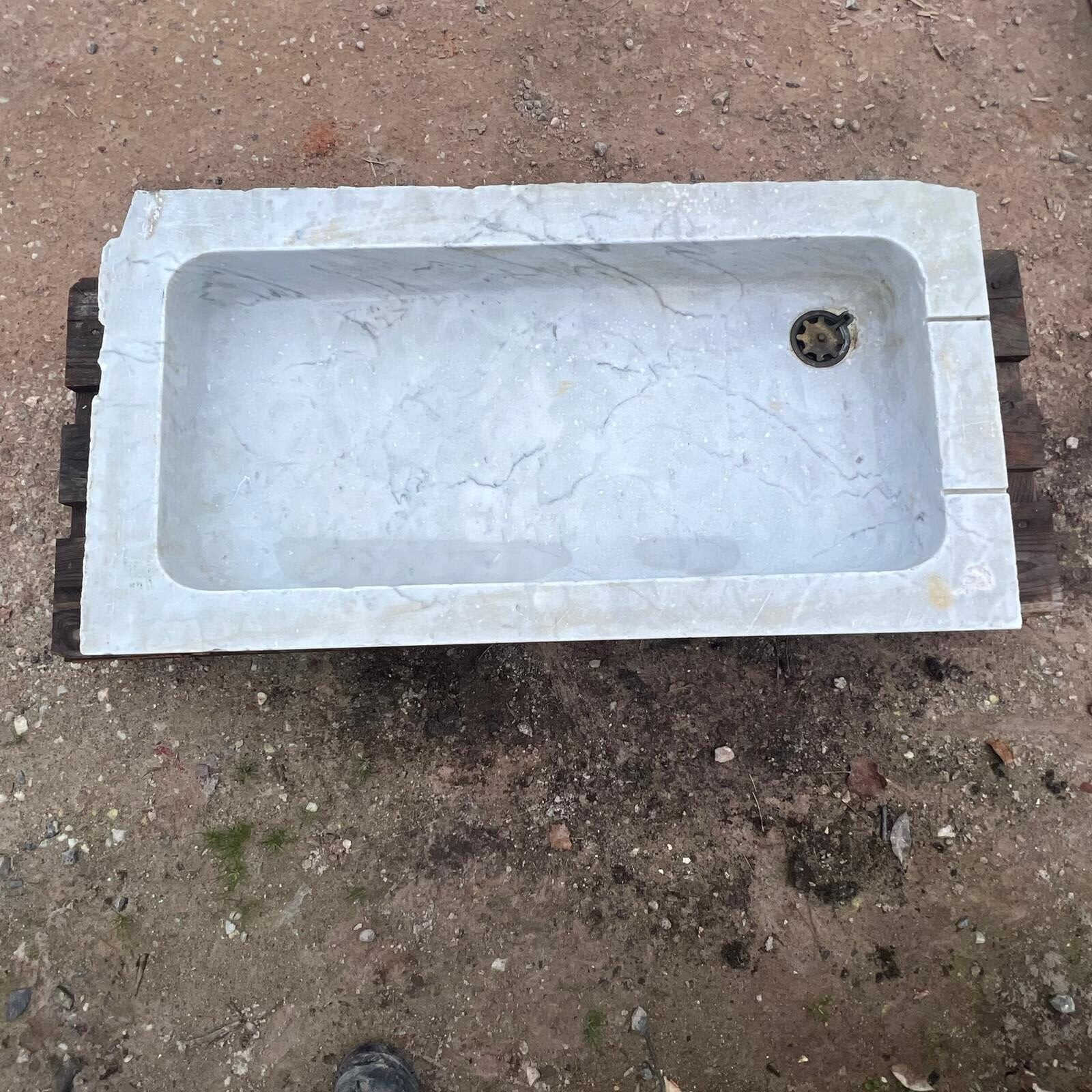 Lavandino in marmo antico