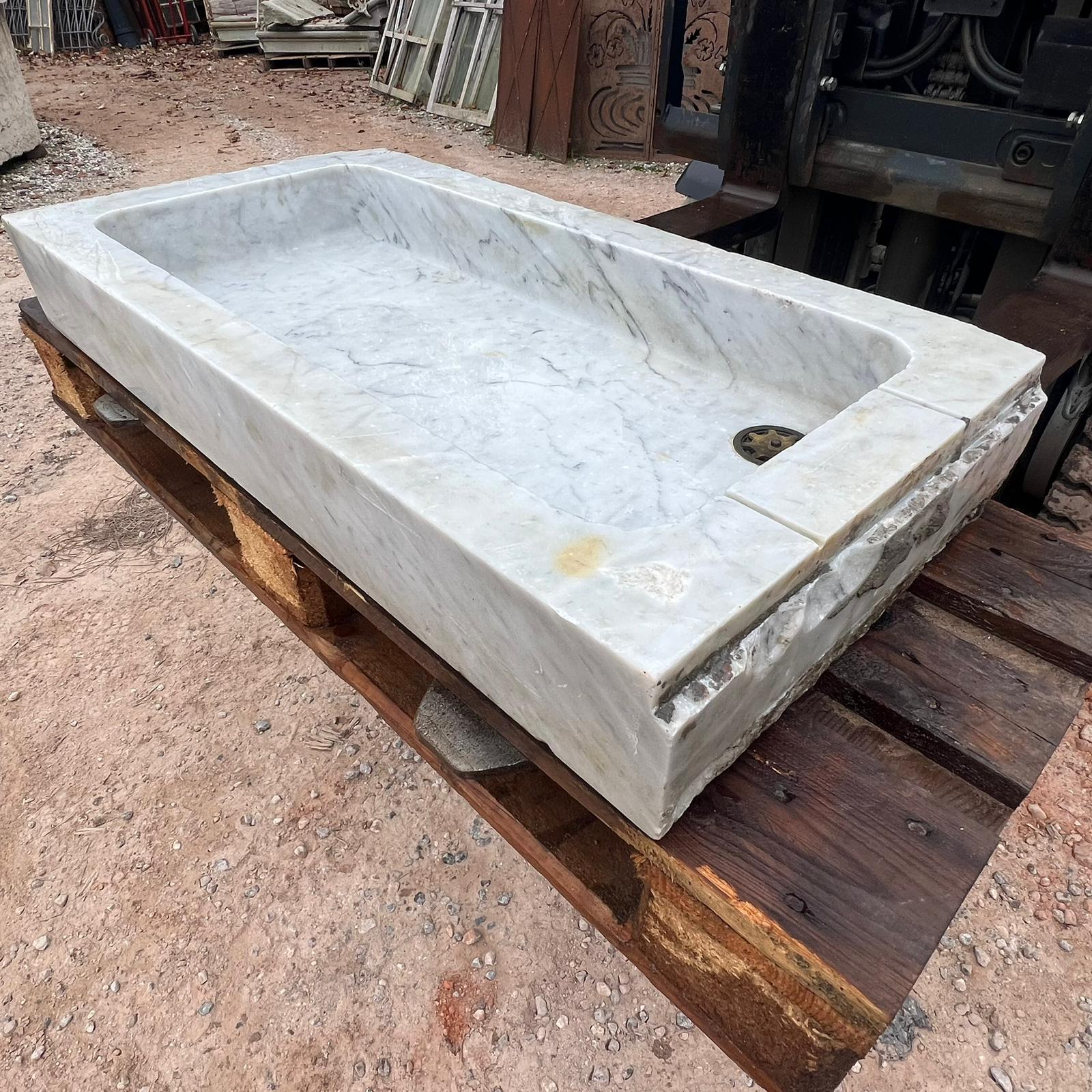 Lavandino in marmo recuperato