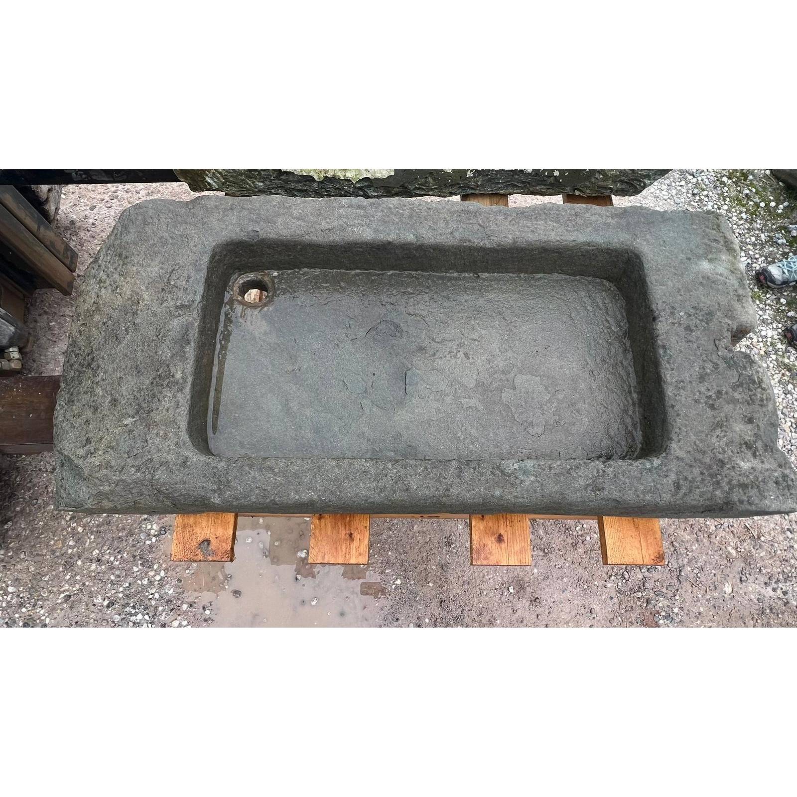 Lavandino in pietra antico recuperato