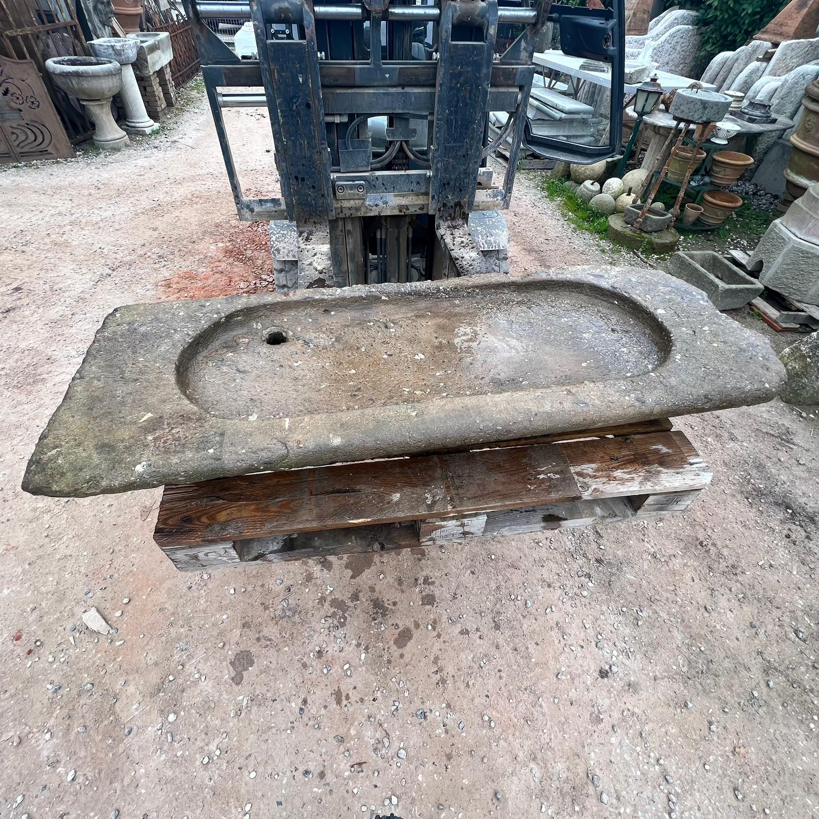 Lavandino in pietra di guamo 