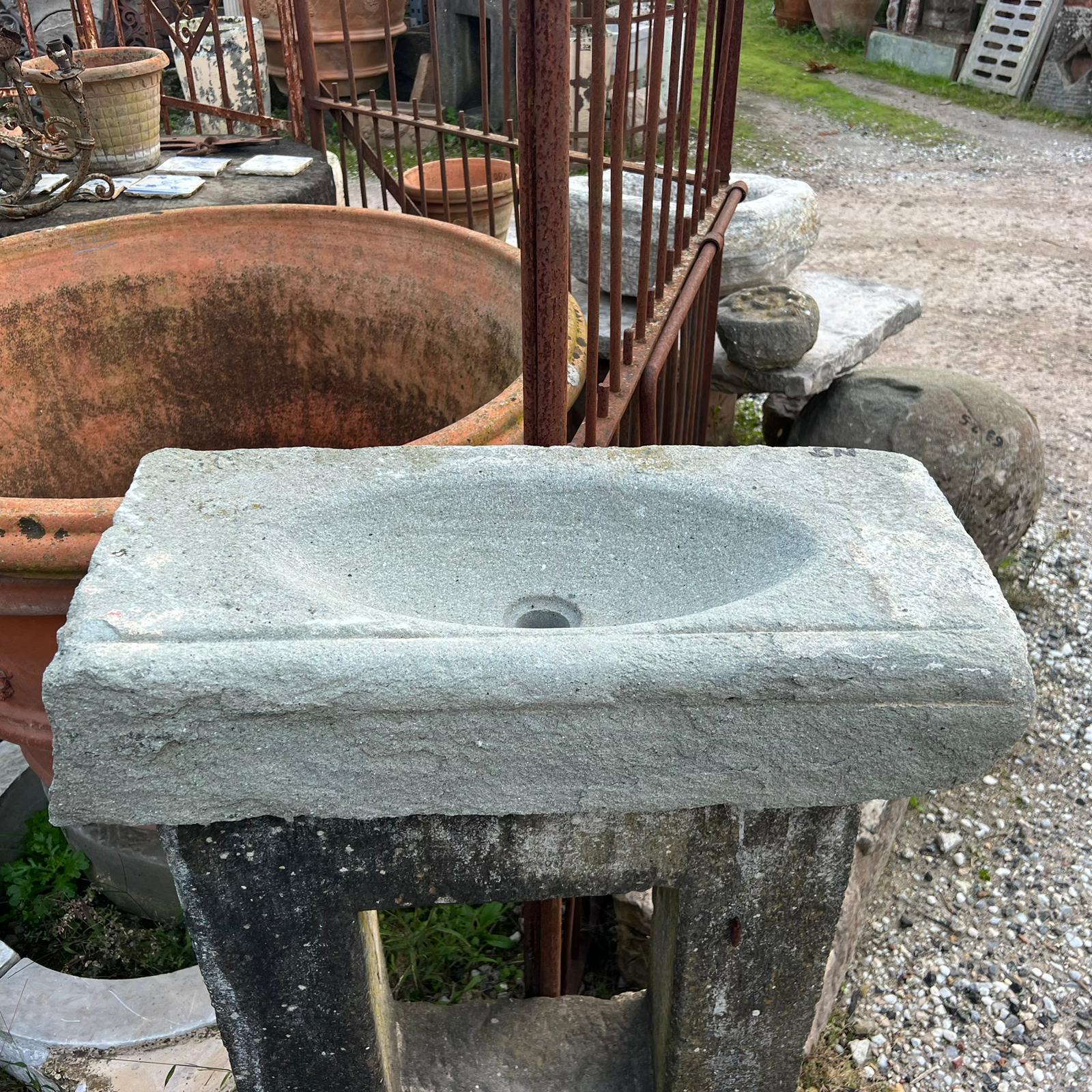 lavandino in pietra usato