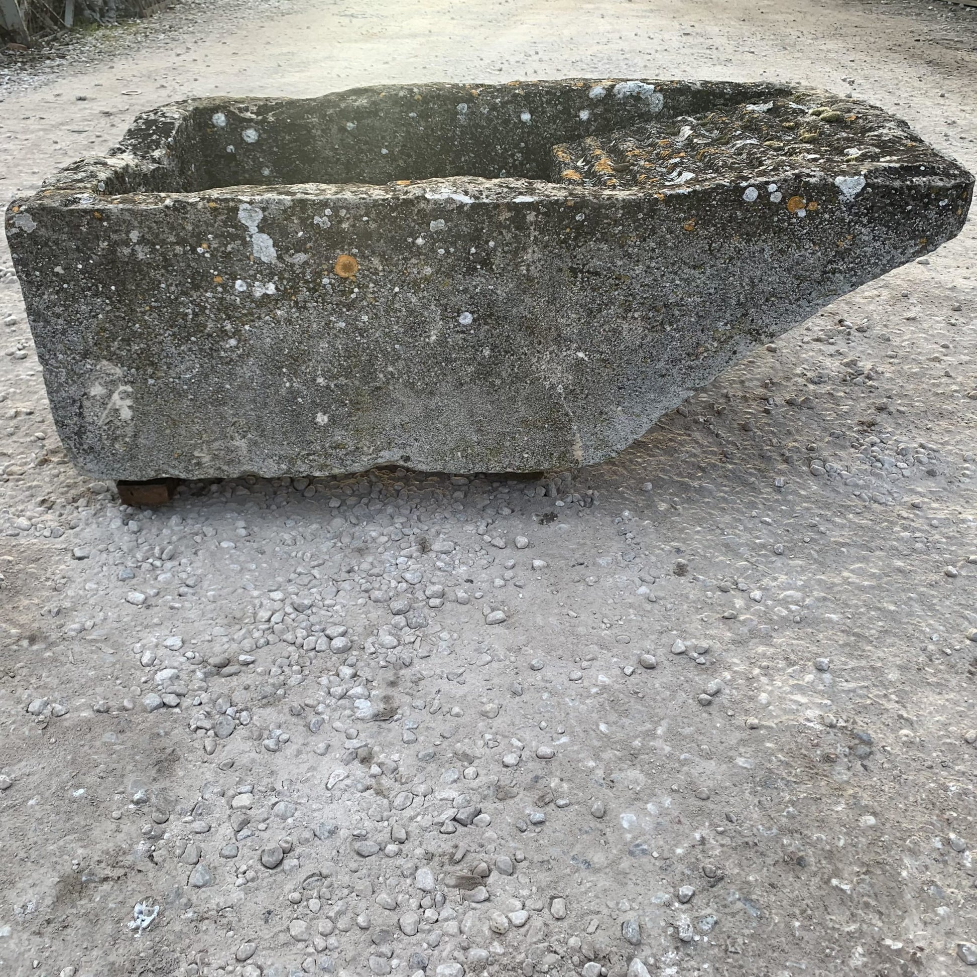 Lavatoio di pietra antico 