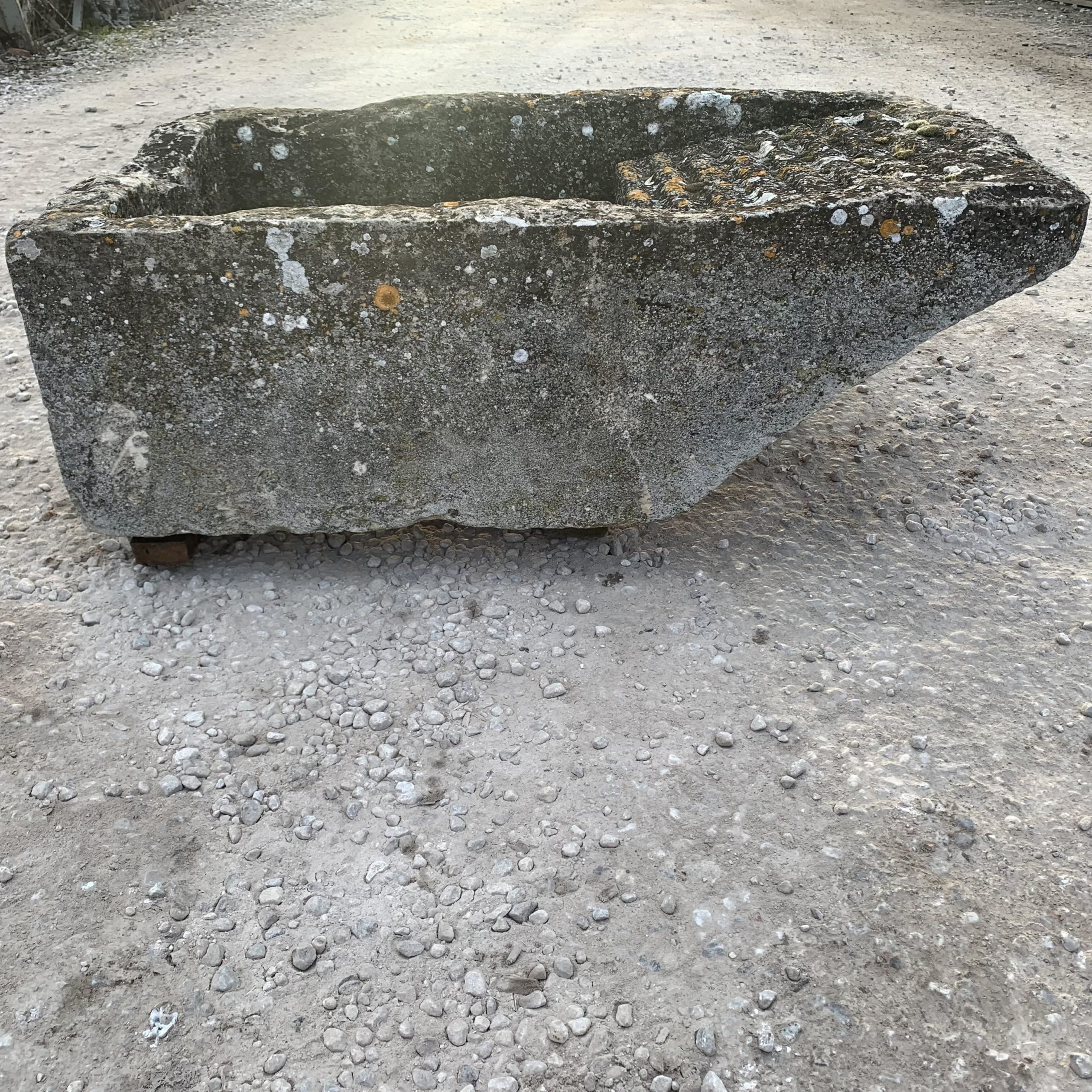 Lavatoio di pietra antico 