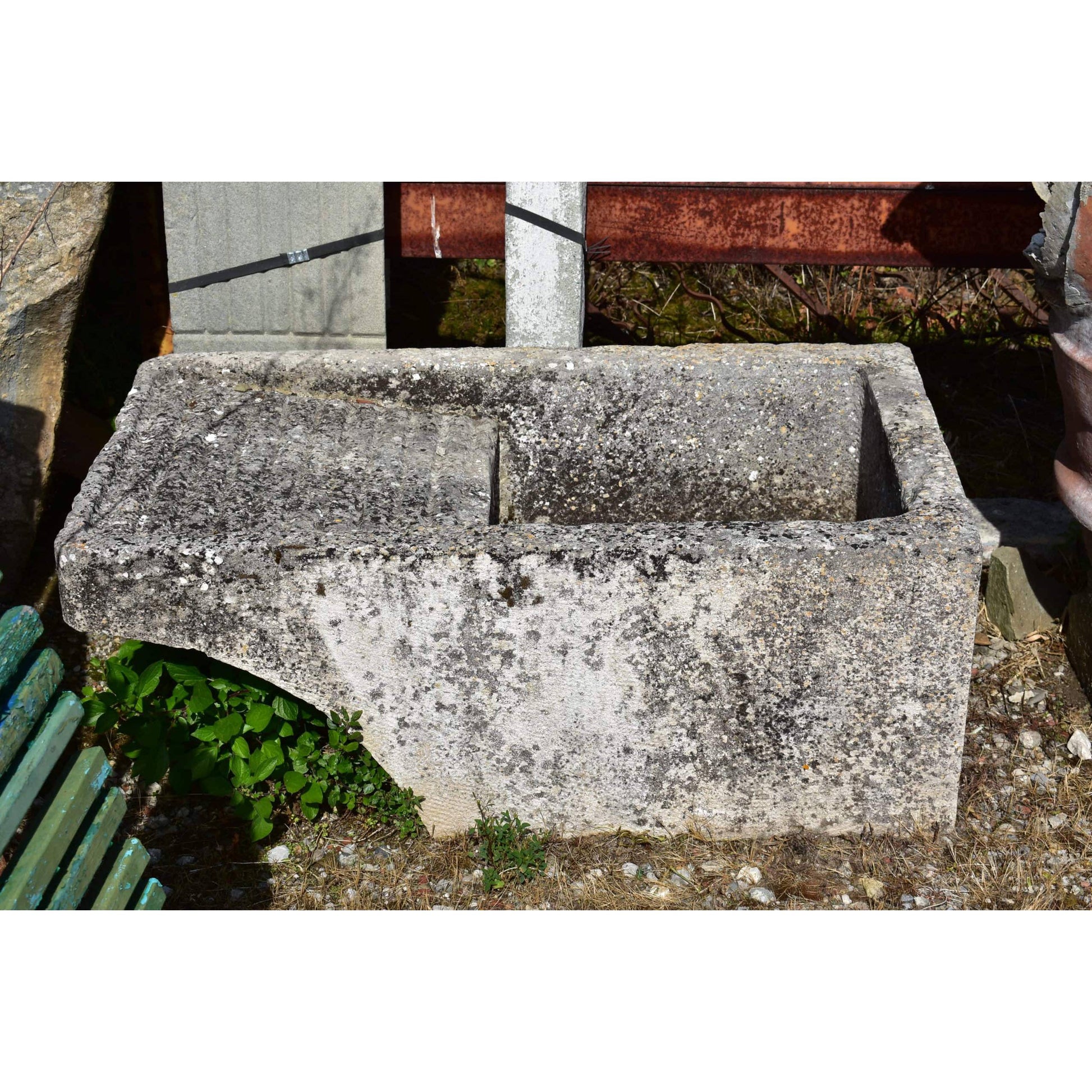Lavatoio di pietra vecchio 
