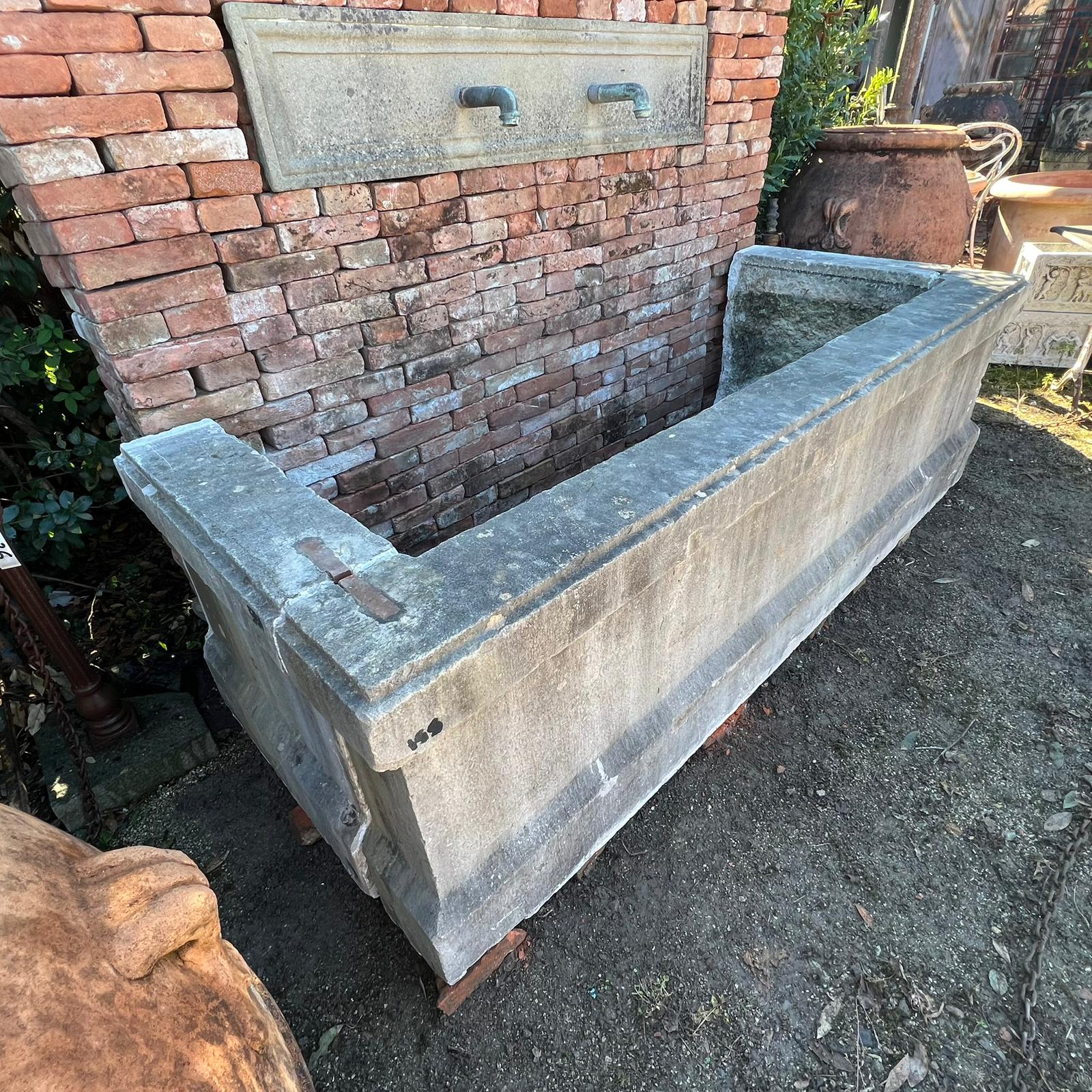 Lavatoio in pietra e mattoni 